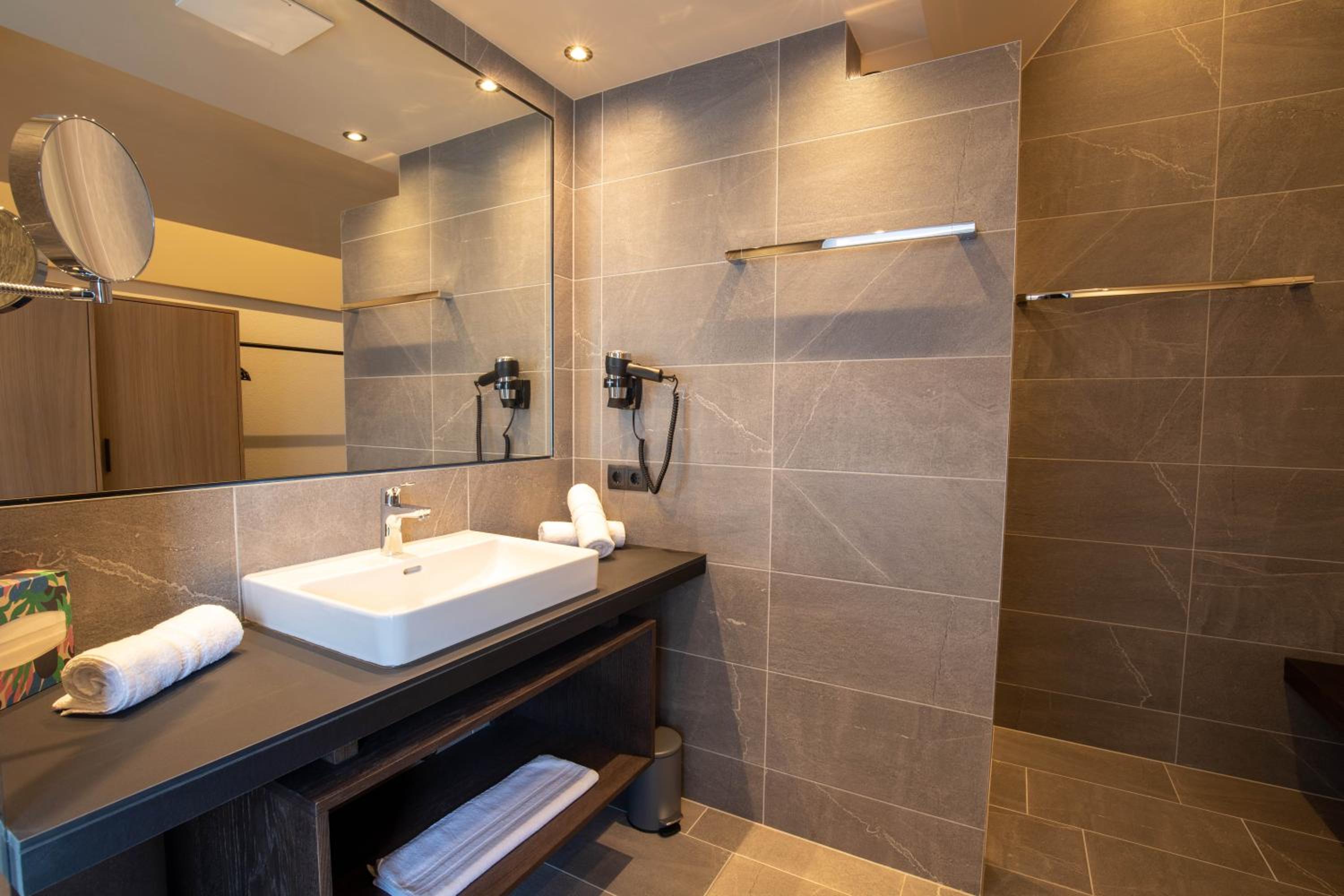 Three-Bedroom Apartment with Balcony photo 3
