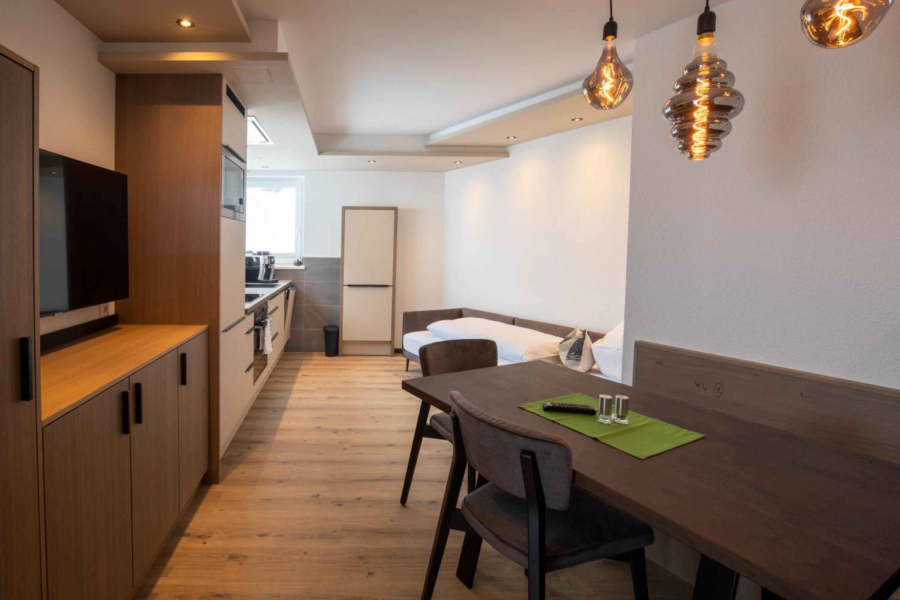 One-Bedroom Apartment with Balcony and Mountain View   photo 1
