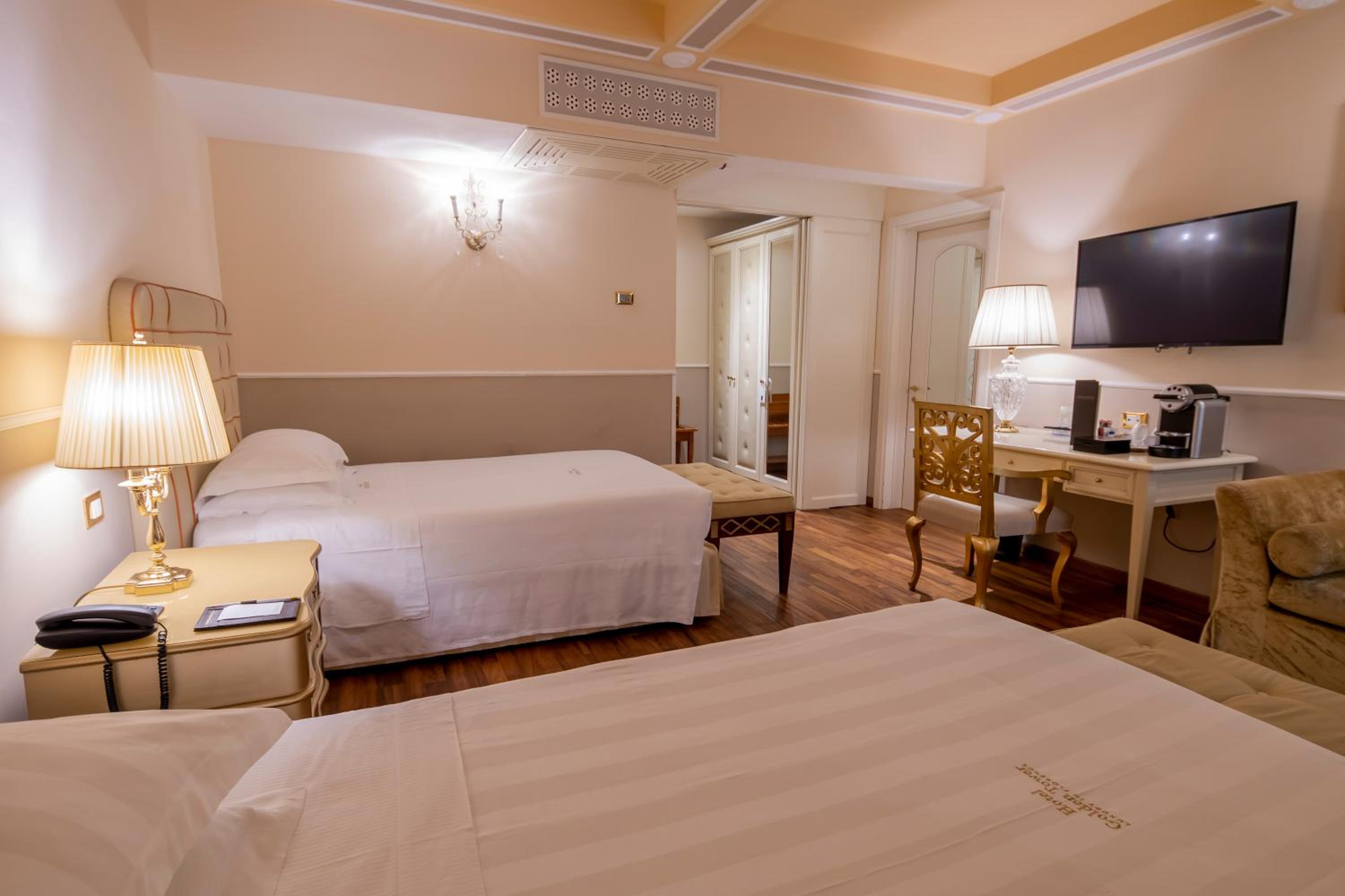 Luxury Twin Room thumbnail 5