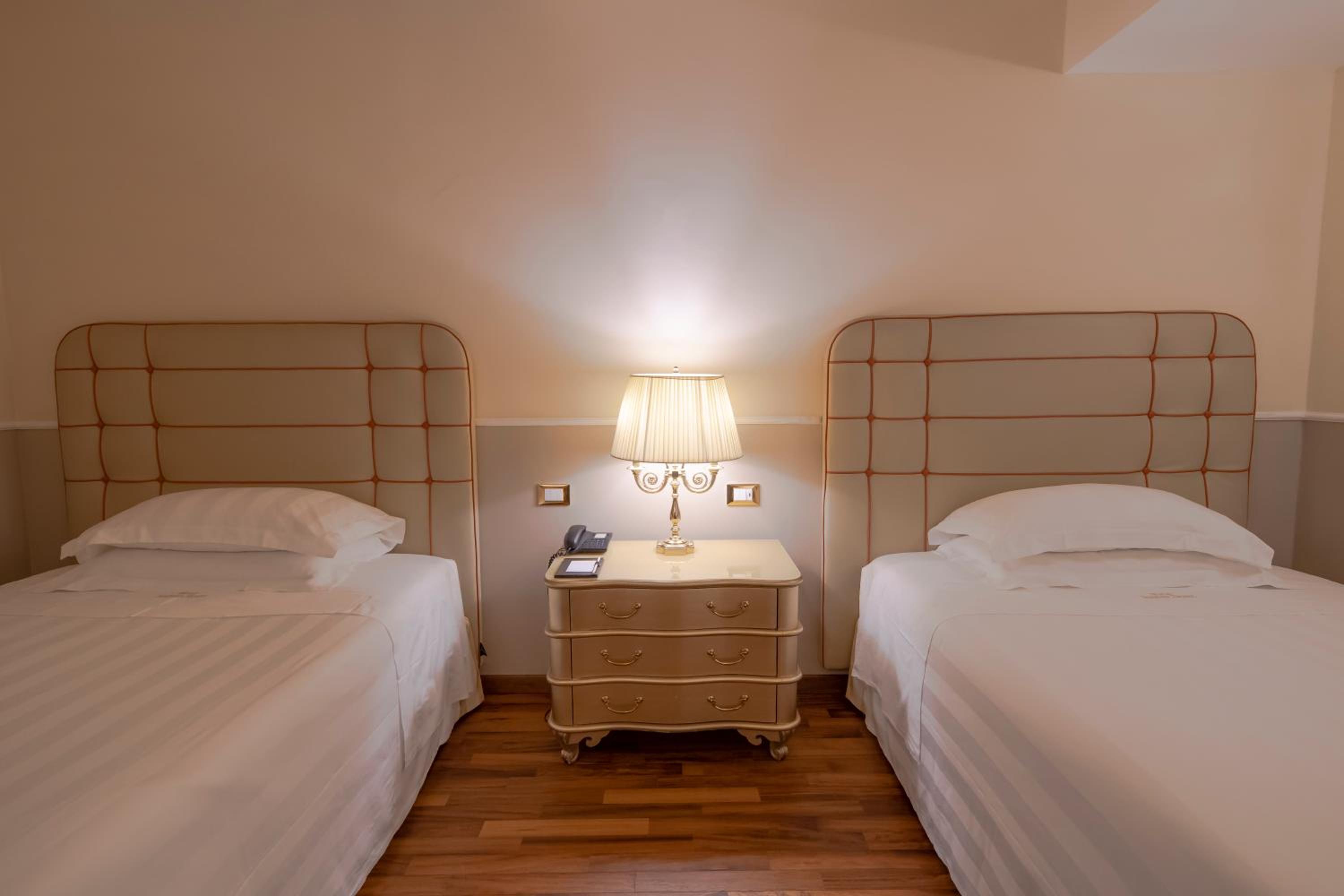 Luxury Twin Room thumbnail 6