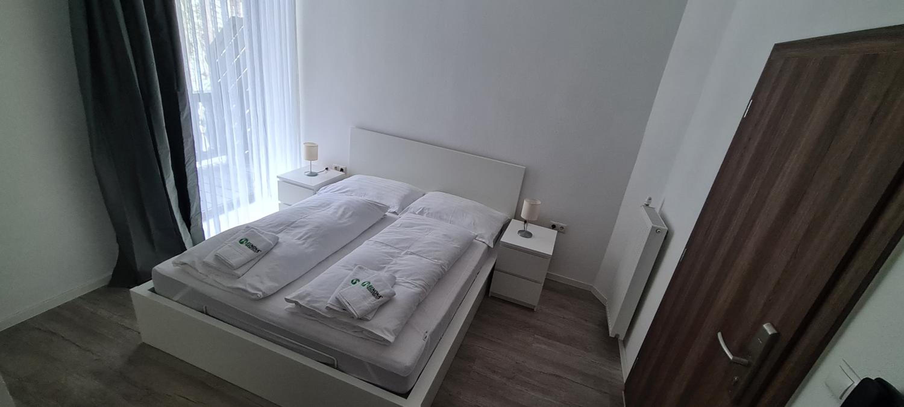 King Room with Roll-In Shower - Disability Access