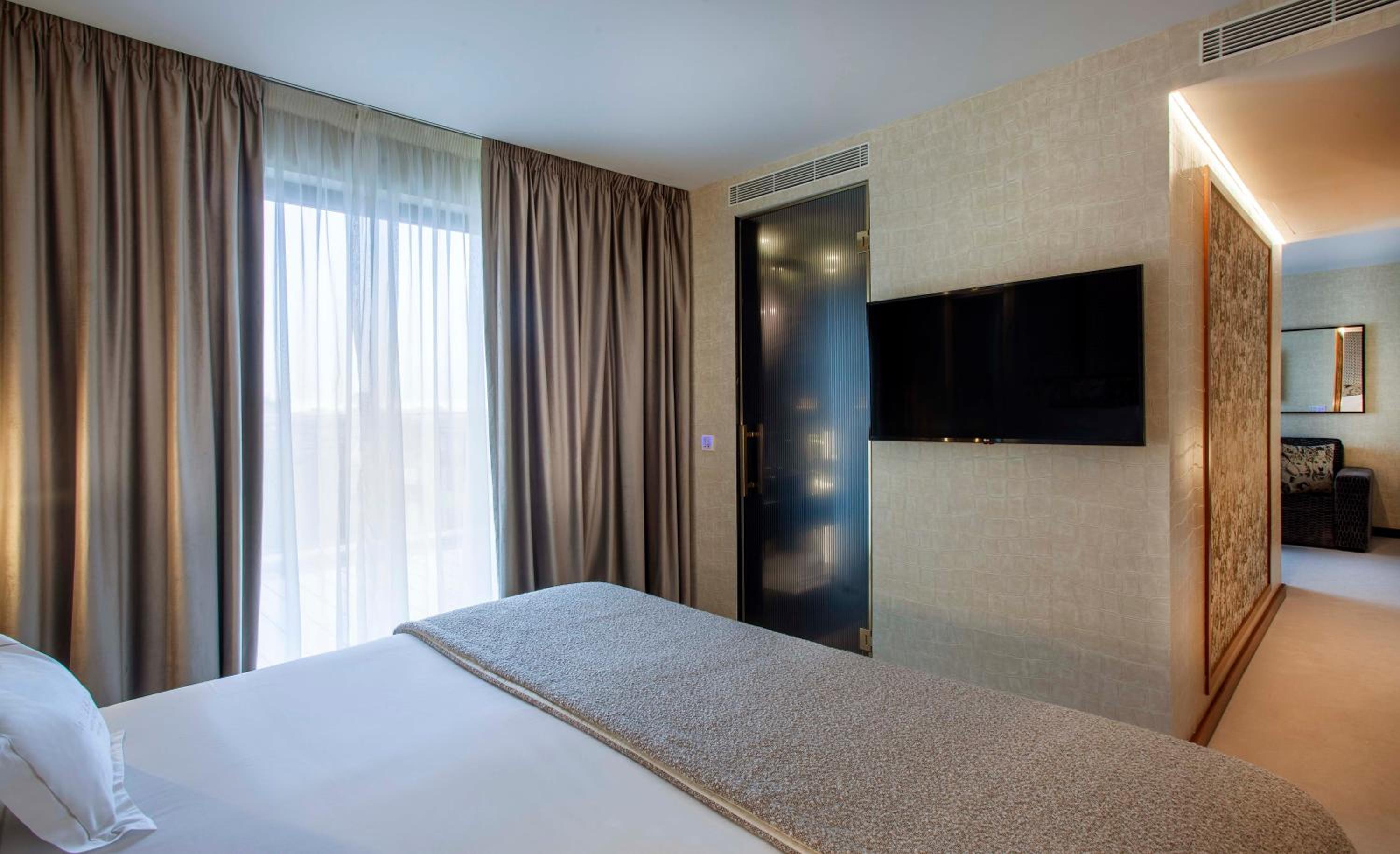 Deluxe Junior Suite - Photo 16