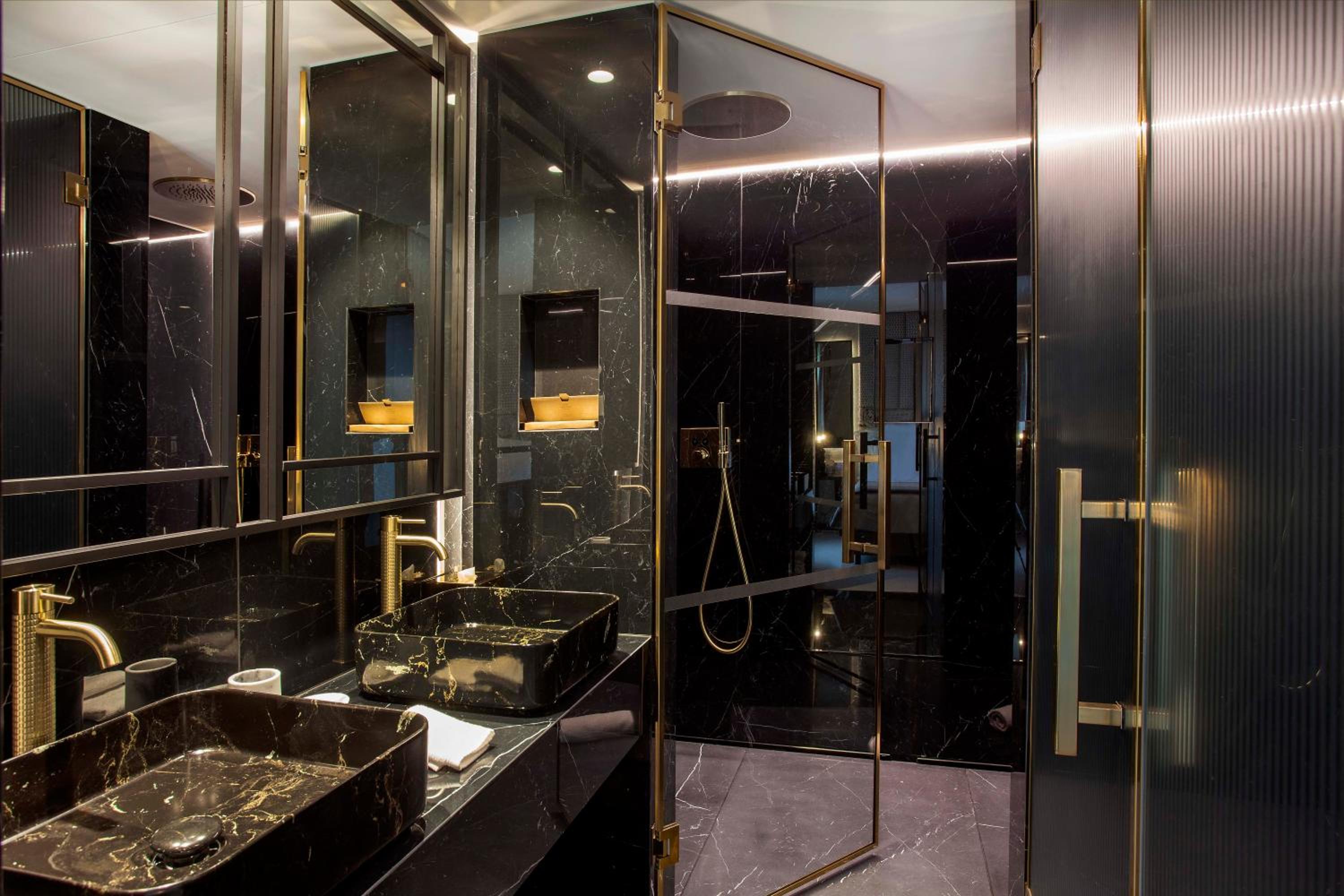 Deluxe Junior Suite - Photo 15