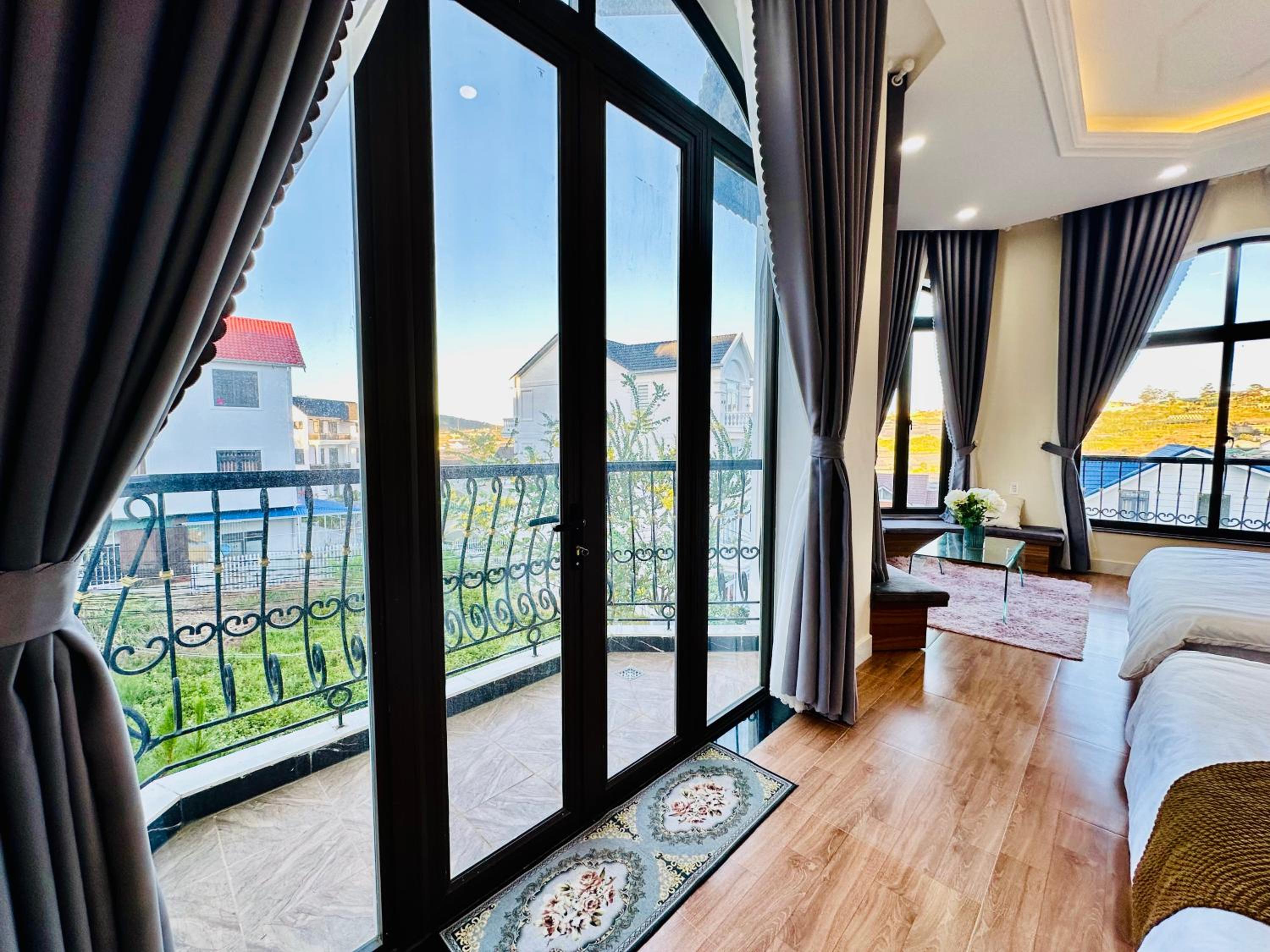Family Suite with Balcony - Photo 4