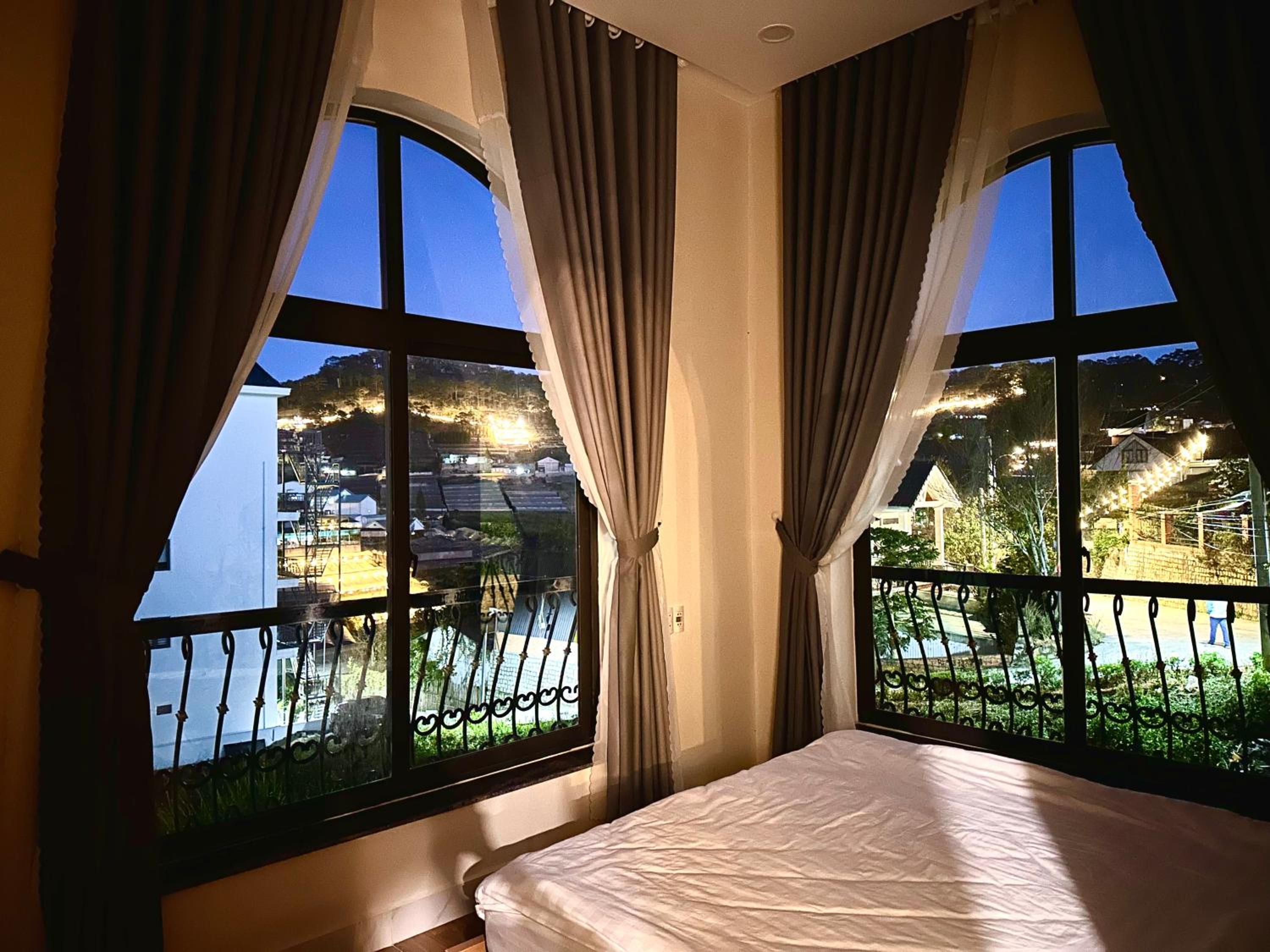 Deluxe Double Room with Balcony - Photo 4