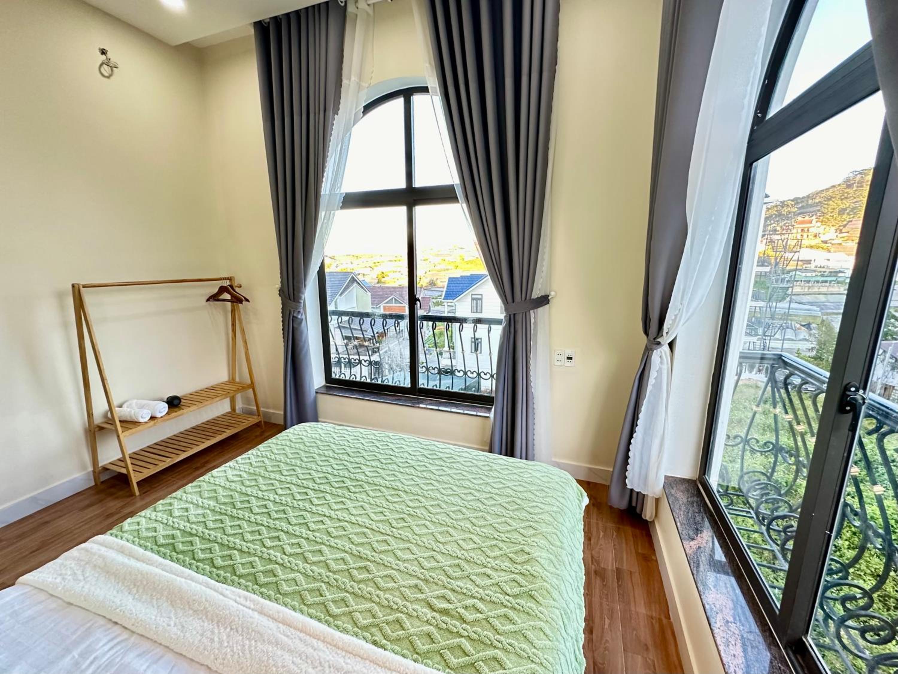 Deluxe Double Room with Balcony - Photo 3
