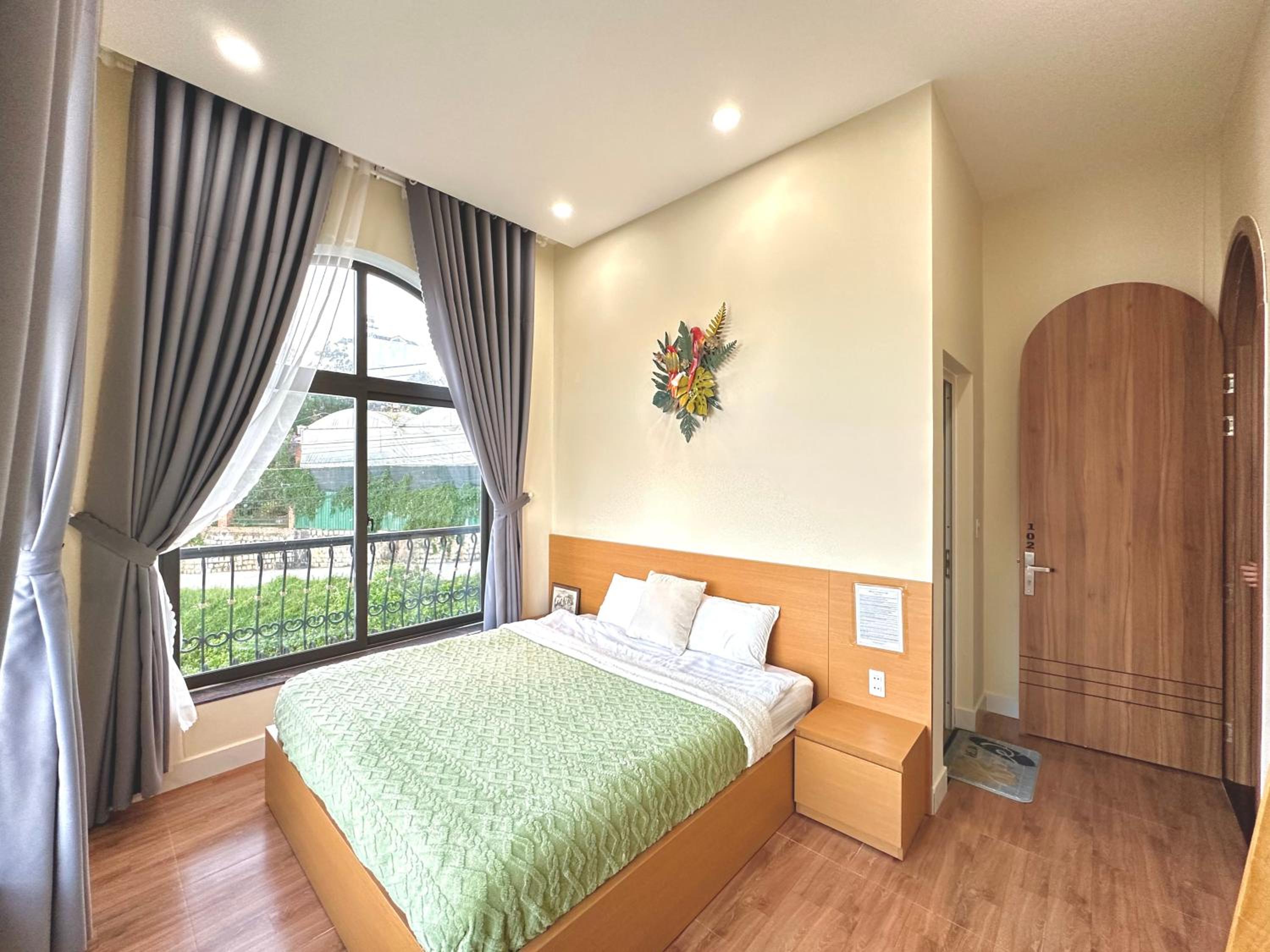 Deluxe Double Room with Balcony - Photo 8