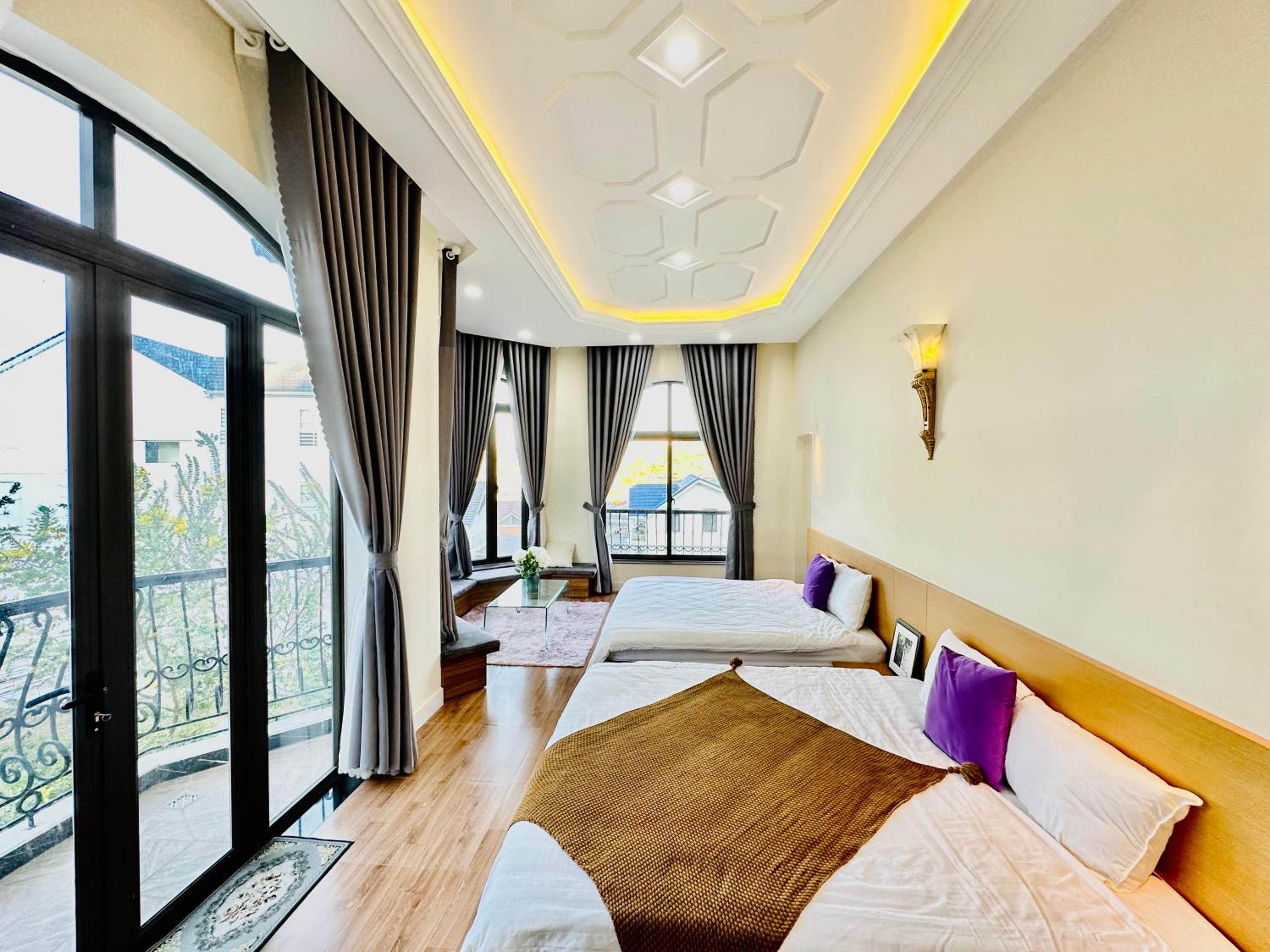 Family Suite with Balcony - Photo 6