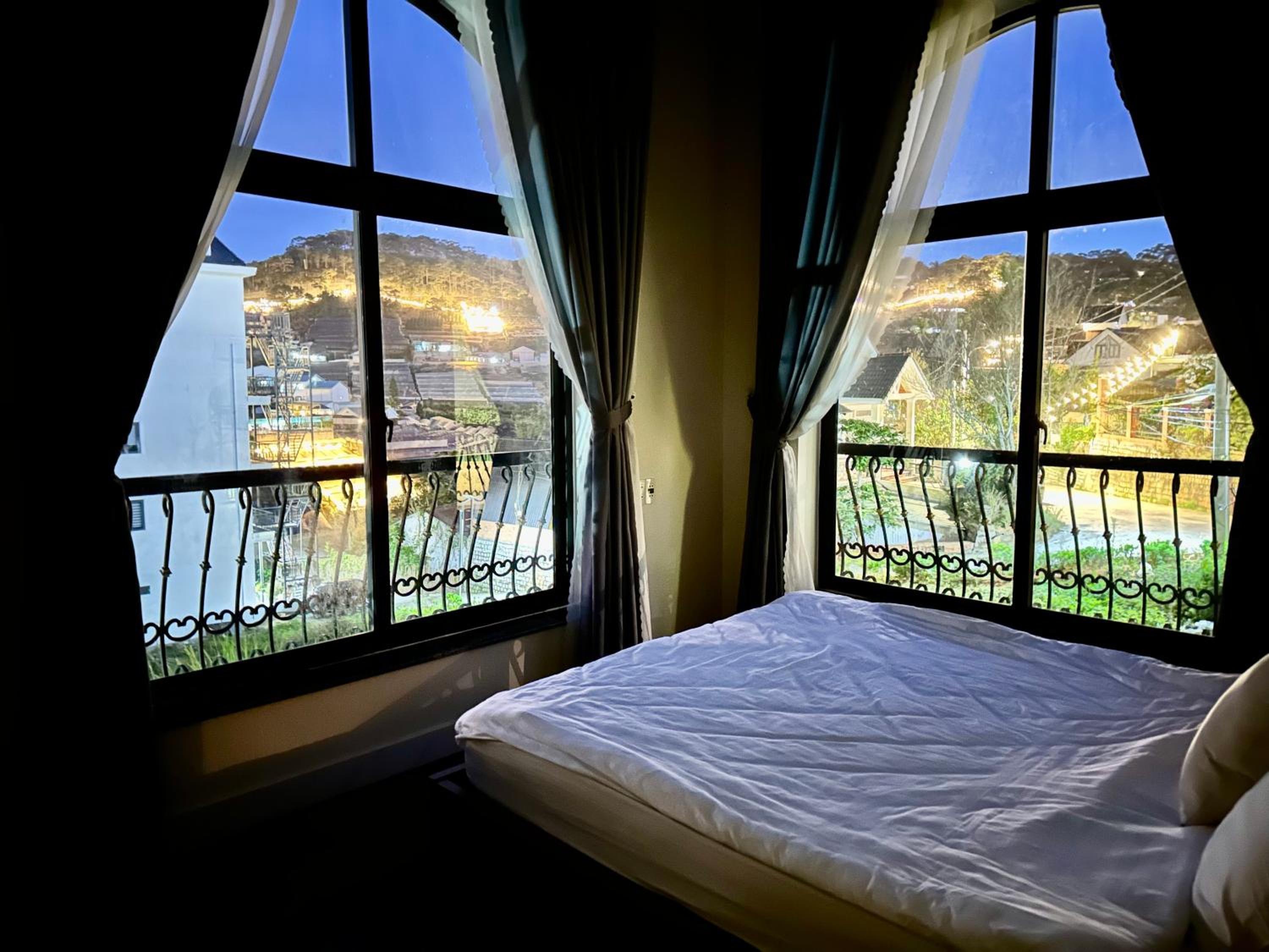 Deluxe Double Room with Balcony - Photo 7