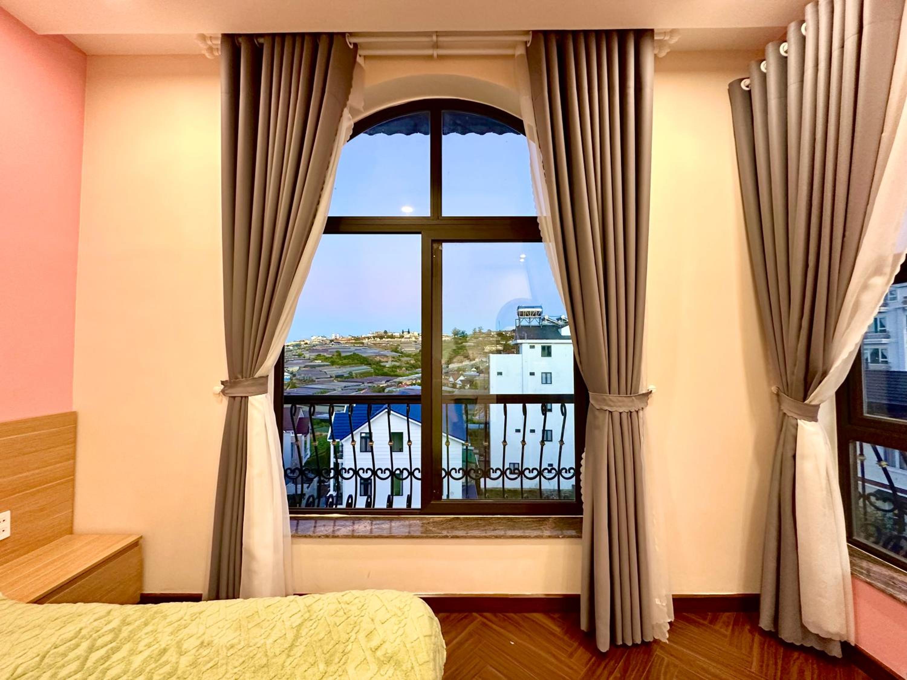 Deluxe Double Room with Balcony - Photo 5