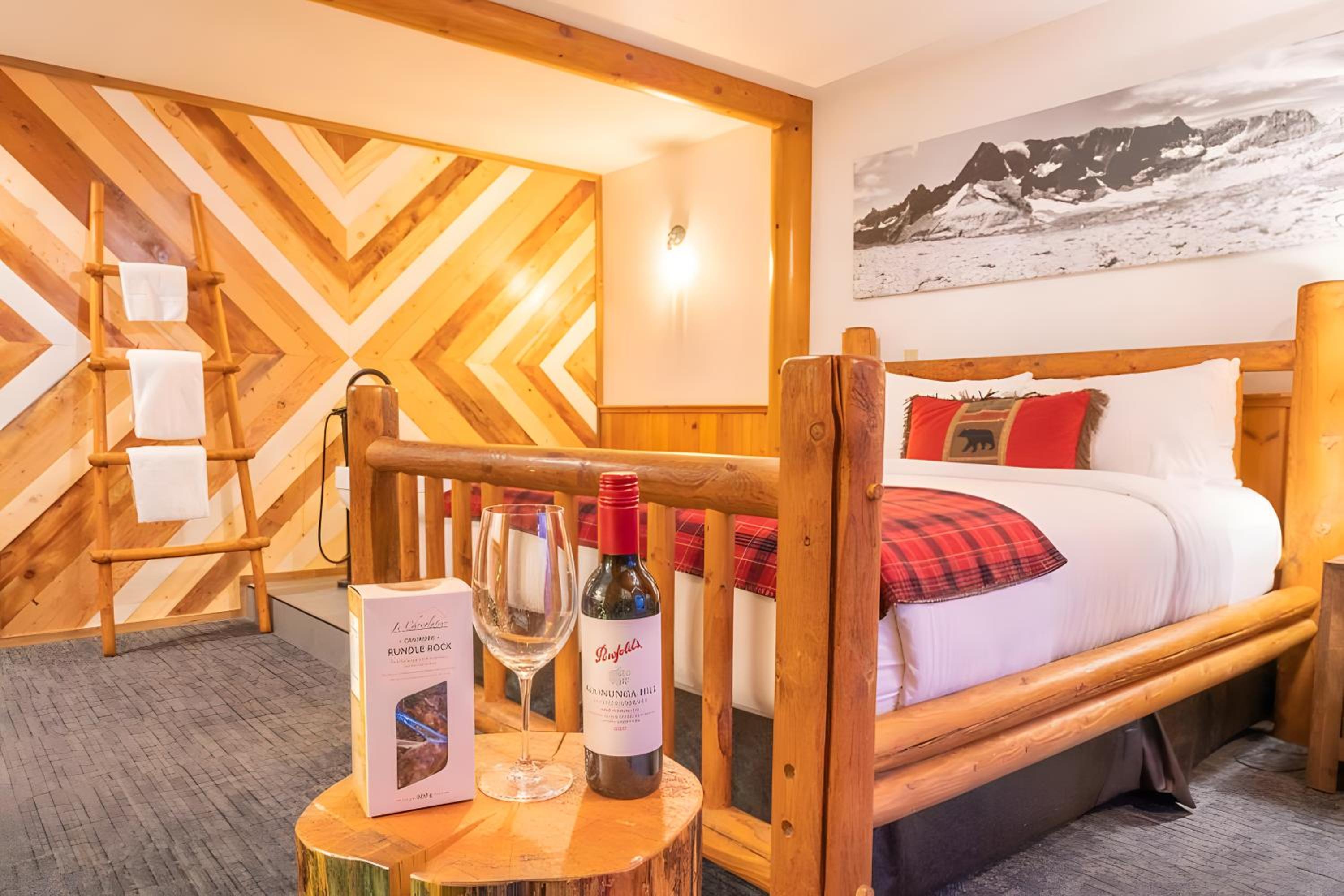 Jacuzzi Suite (Lodge Building)