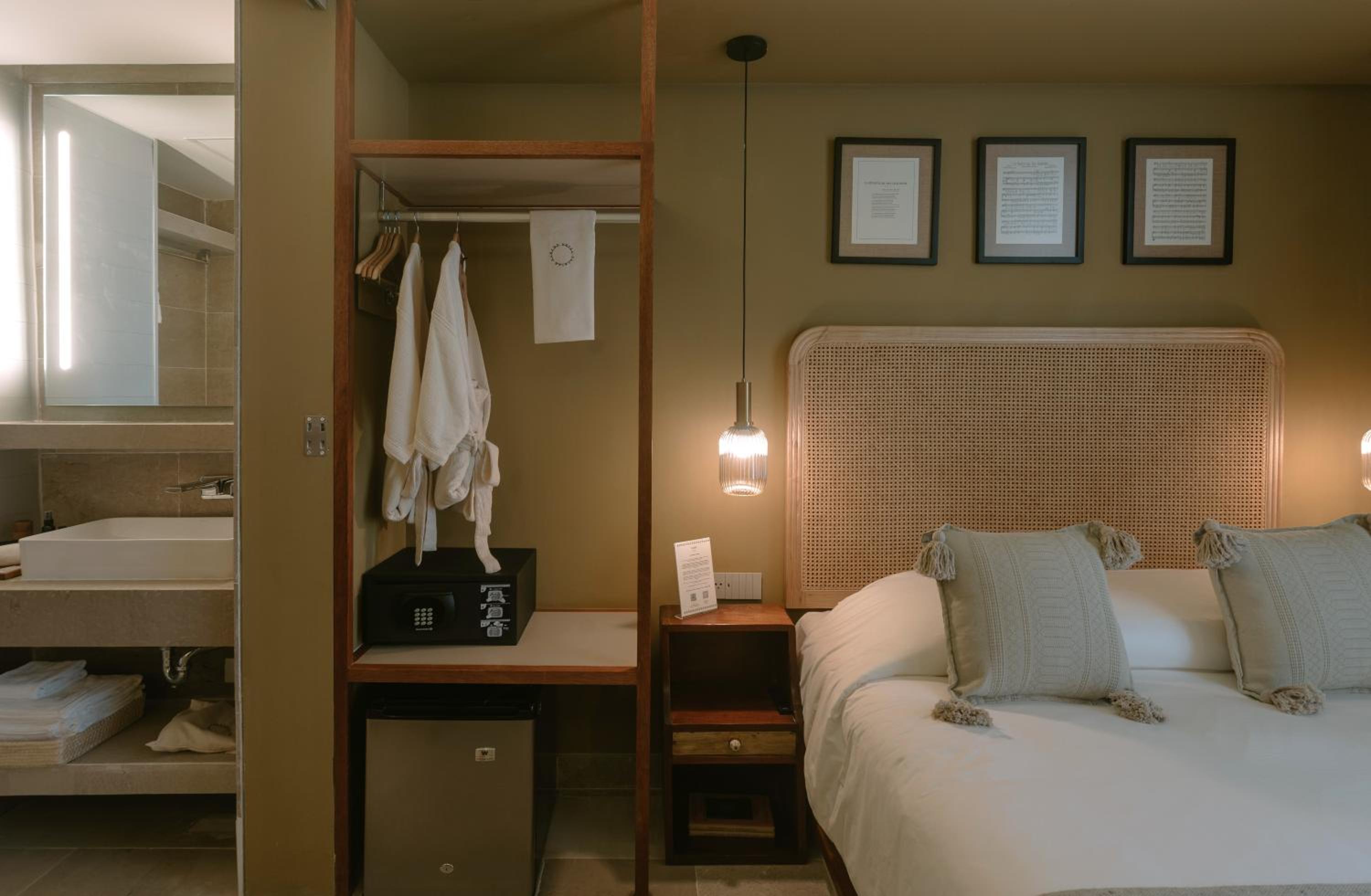 Standard Queen Room - Photo 6