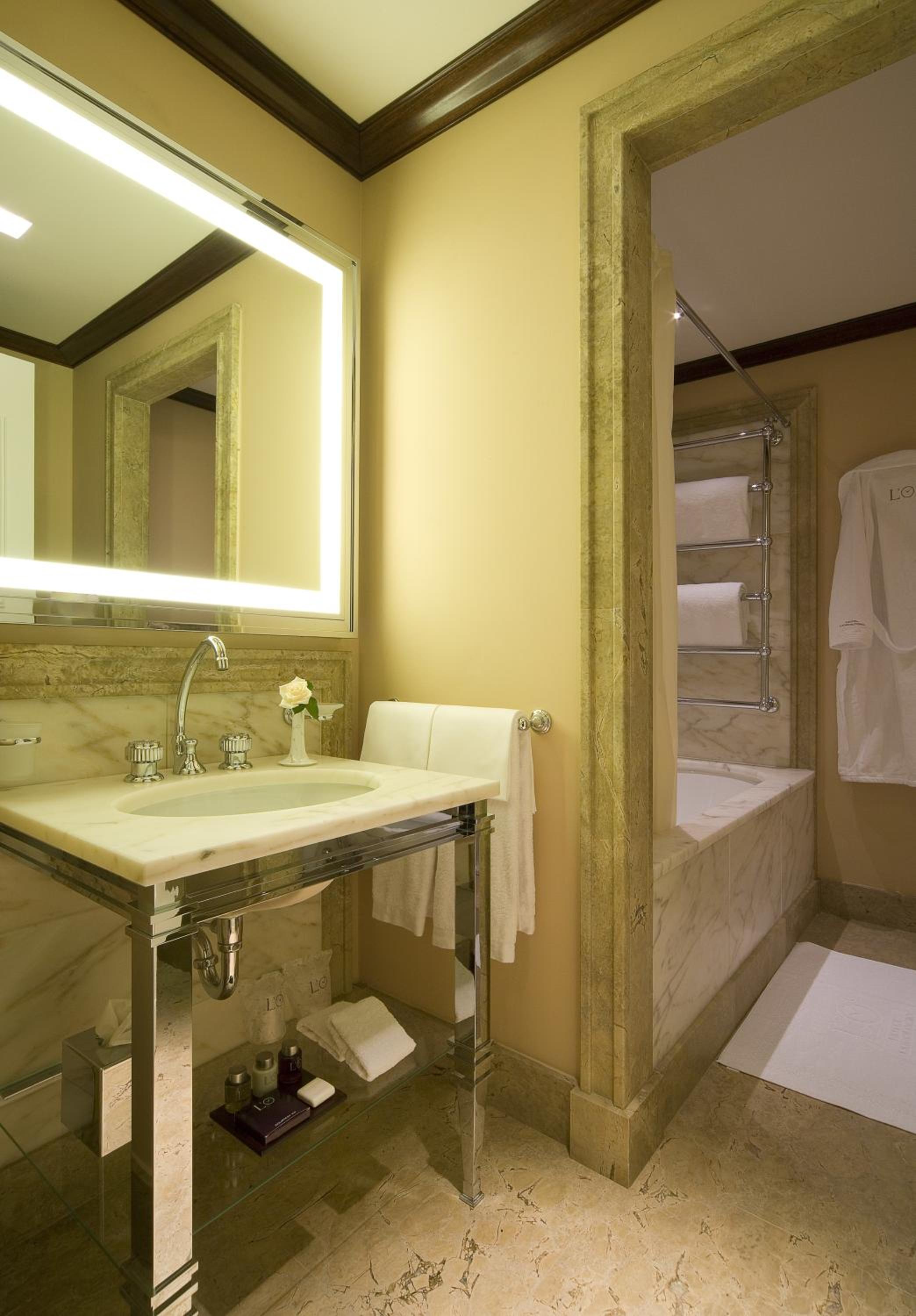 Deluxe Double Room - Photo 9