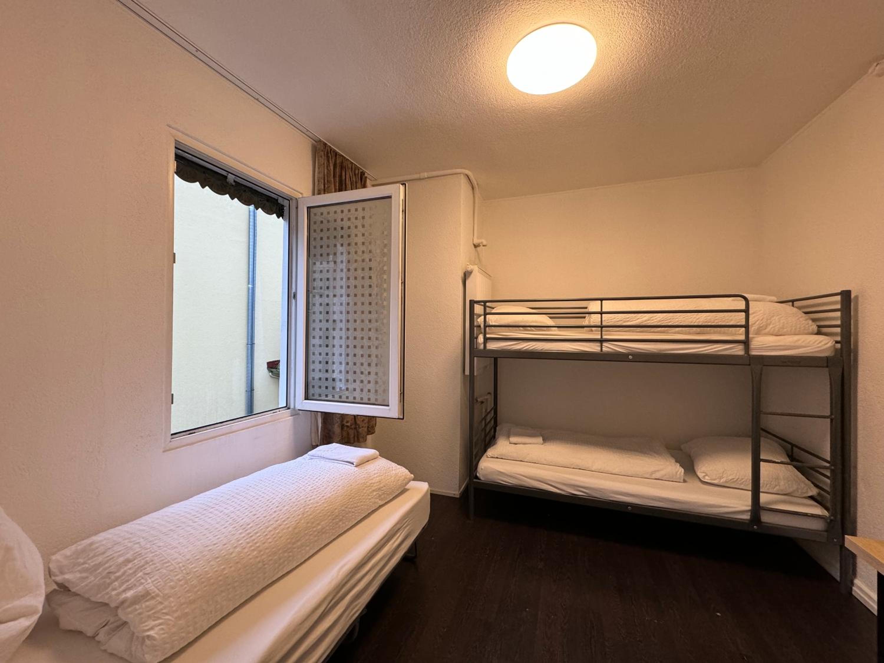 Basic Triple Room with Shared Bathroom photo 1