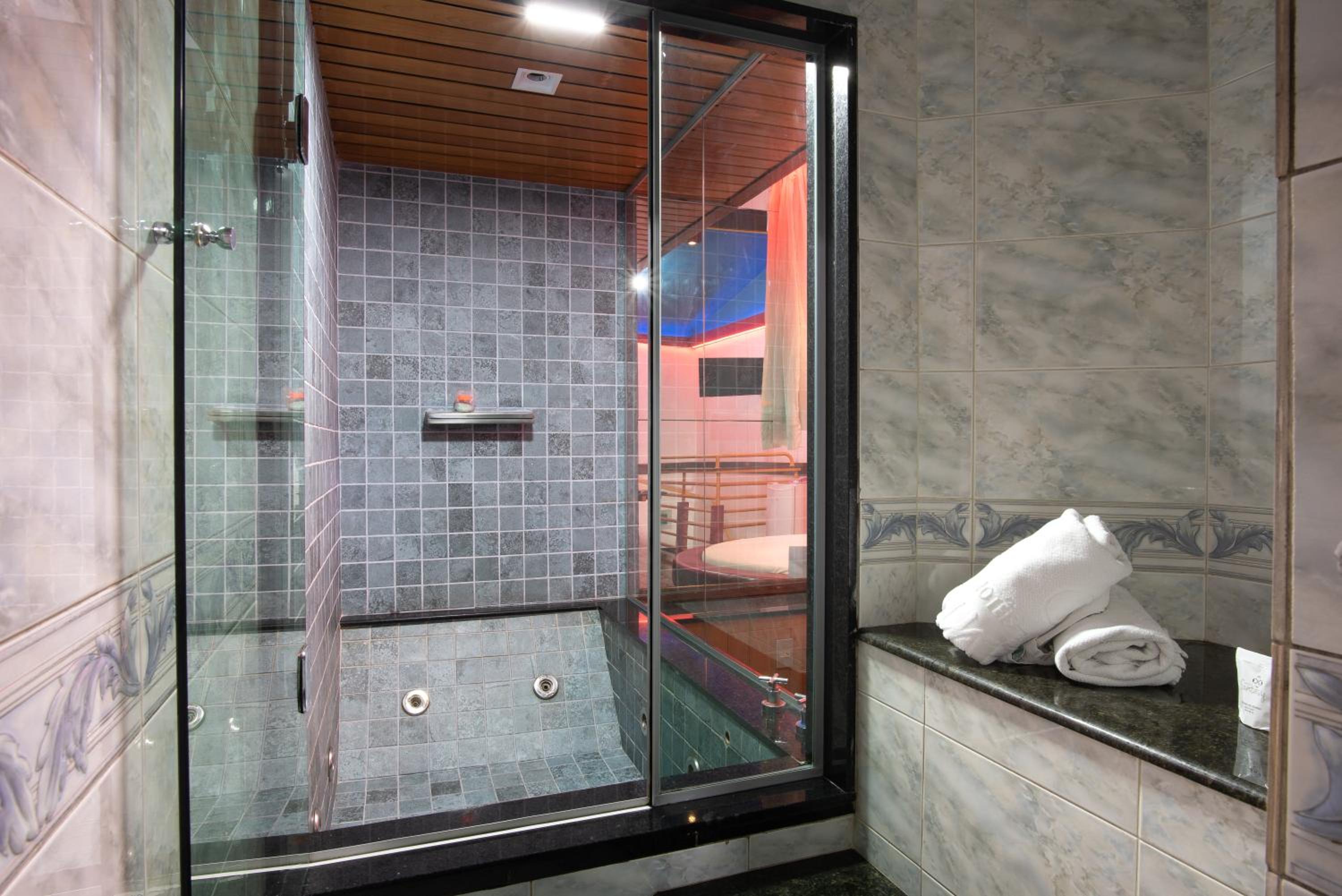 Suite with Spa Bath - Photo 27