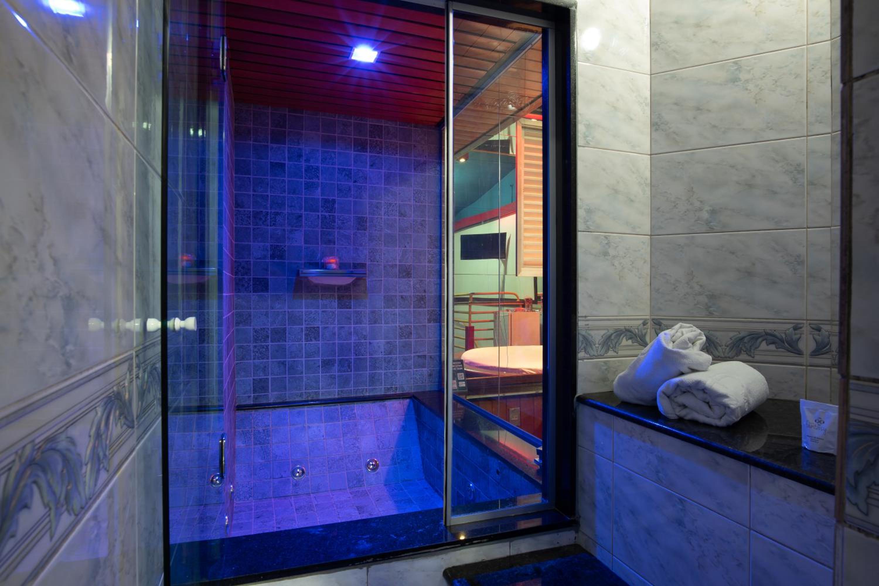 Suite with Spa Bath - Photo 16