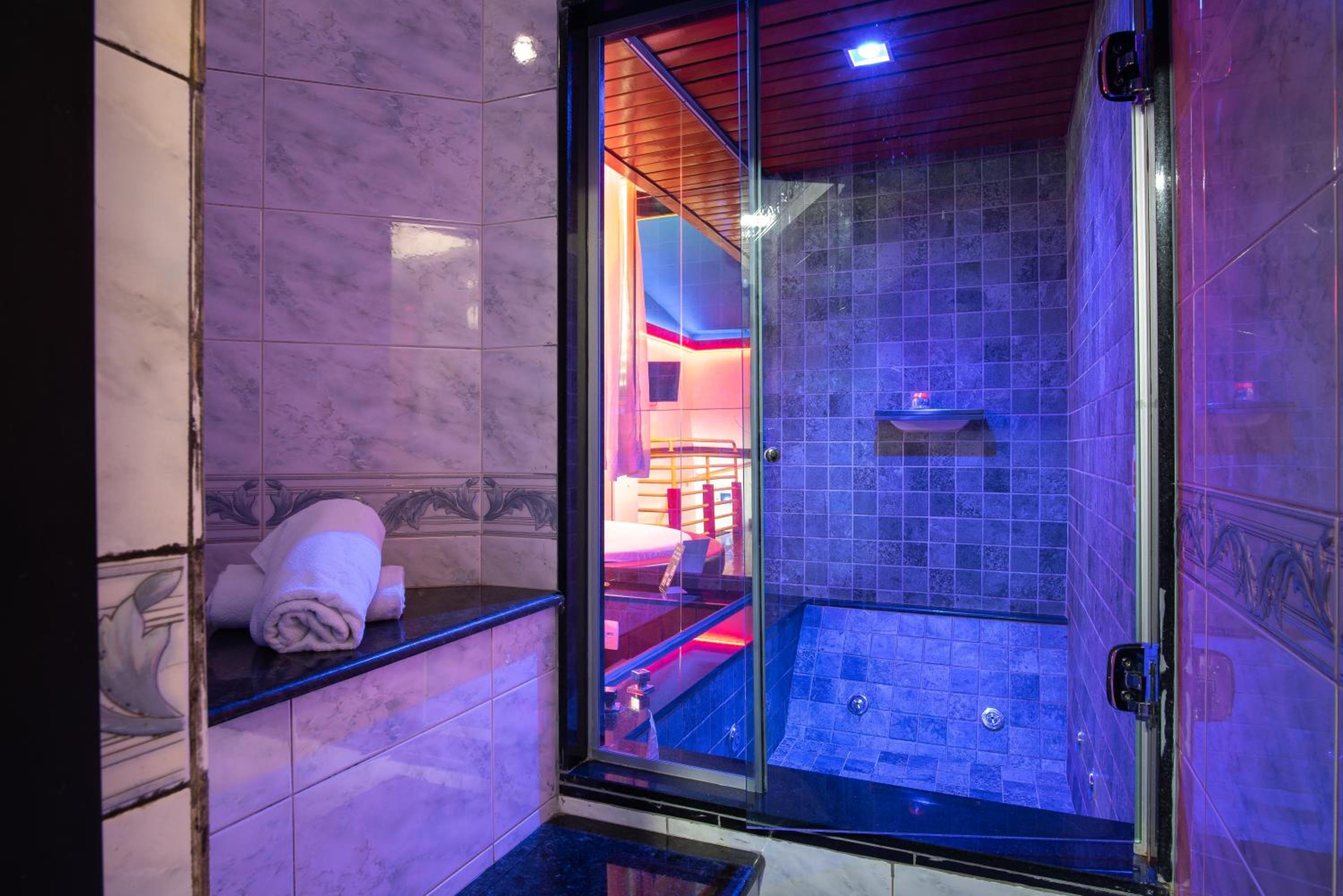 Suite with Spa Bath - Photo 2