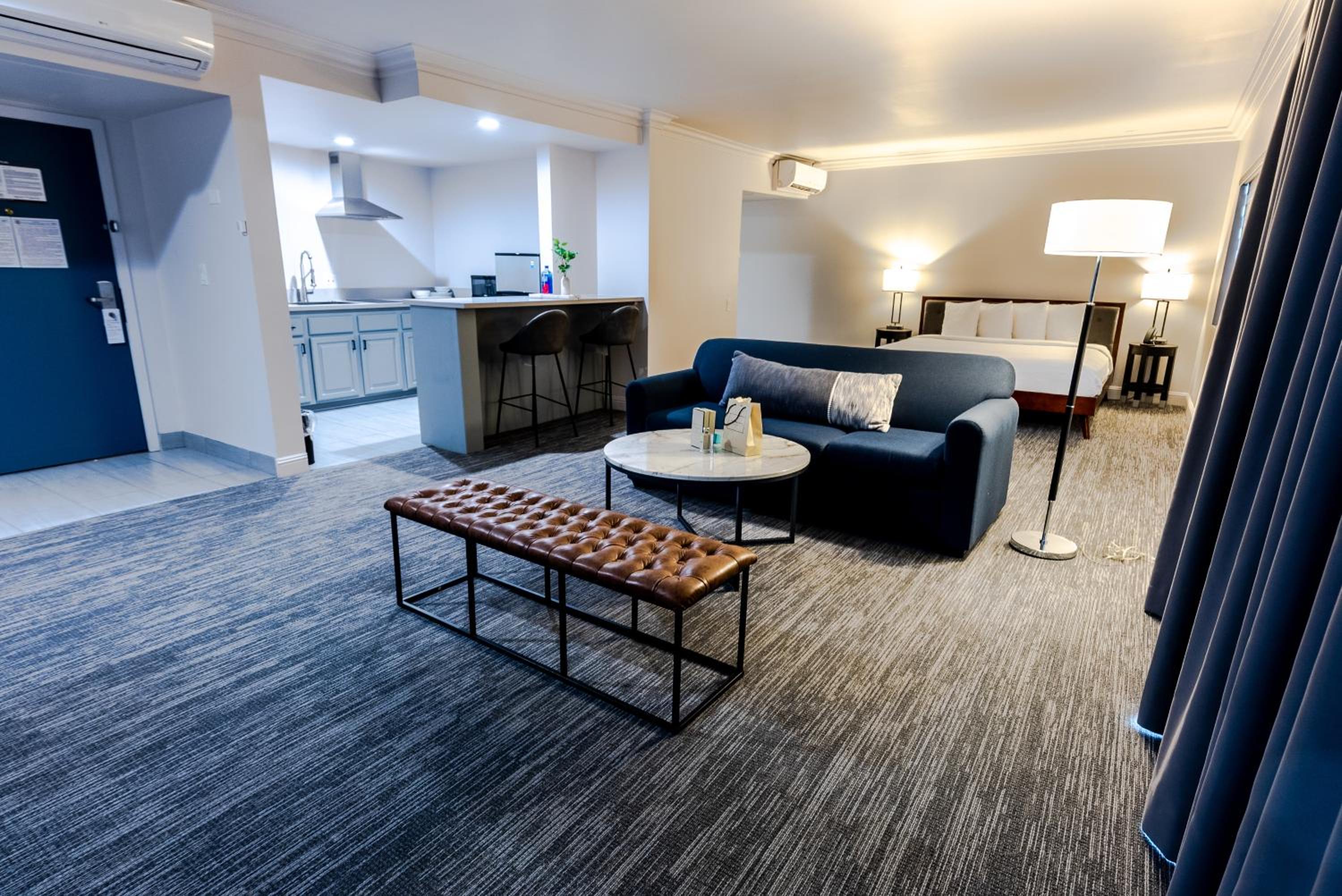 Studio Suite, 1 King Bed with Kitchenette