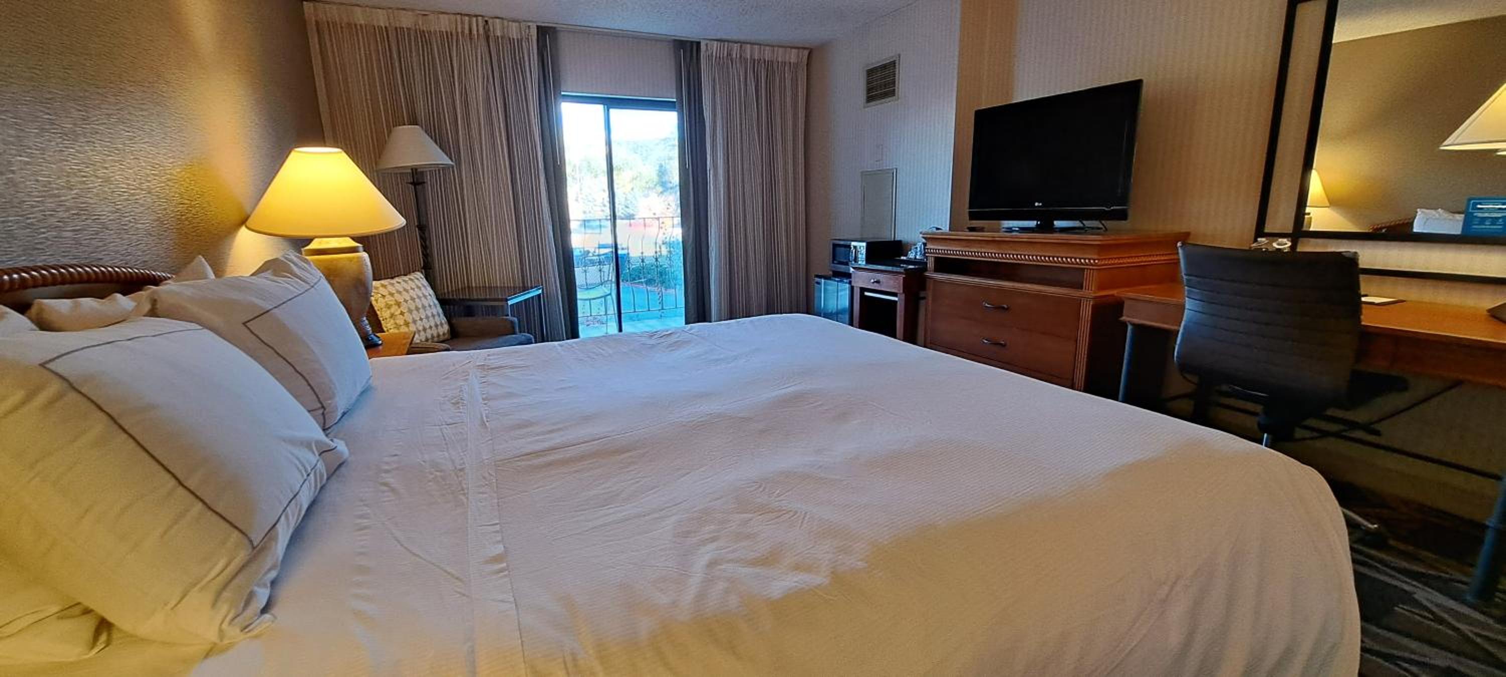 King Room with Balcony and City View  - Photo 2