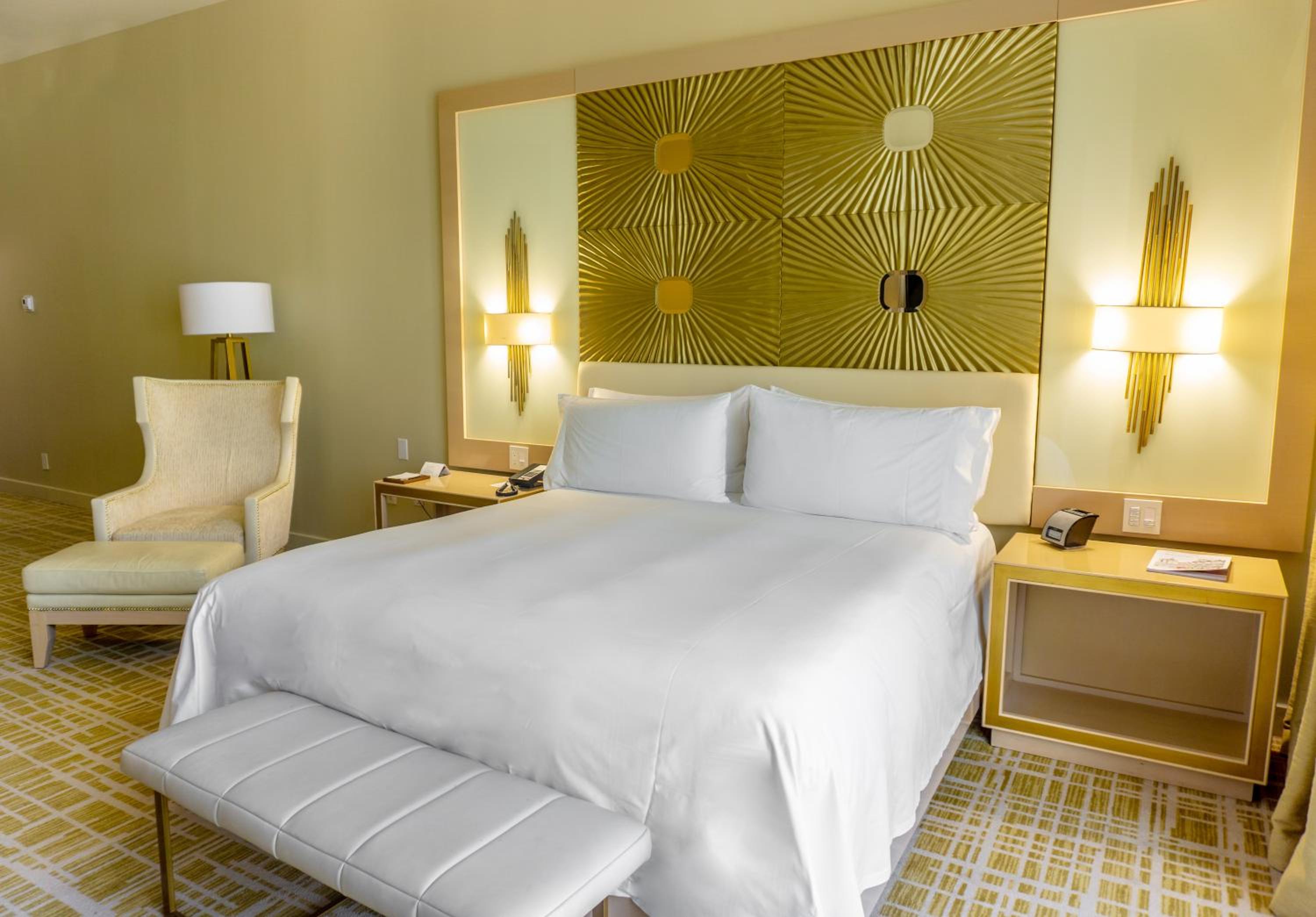 Deluxe King Room - Mobility Accessible - Photo 4