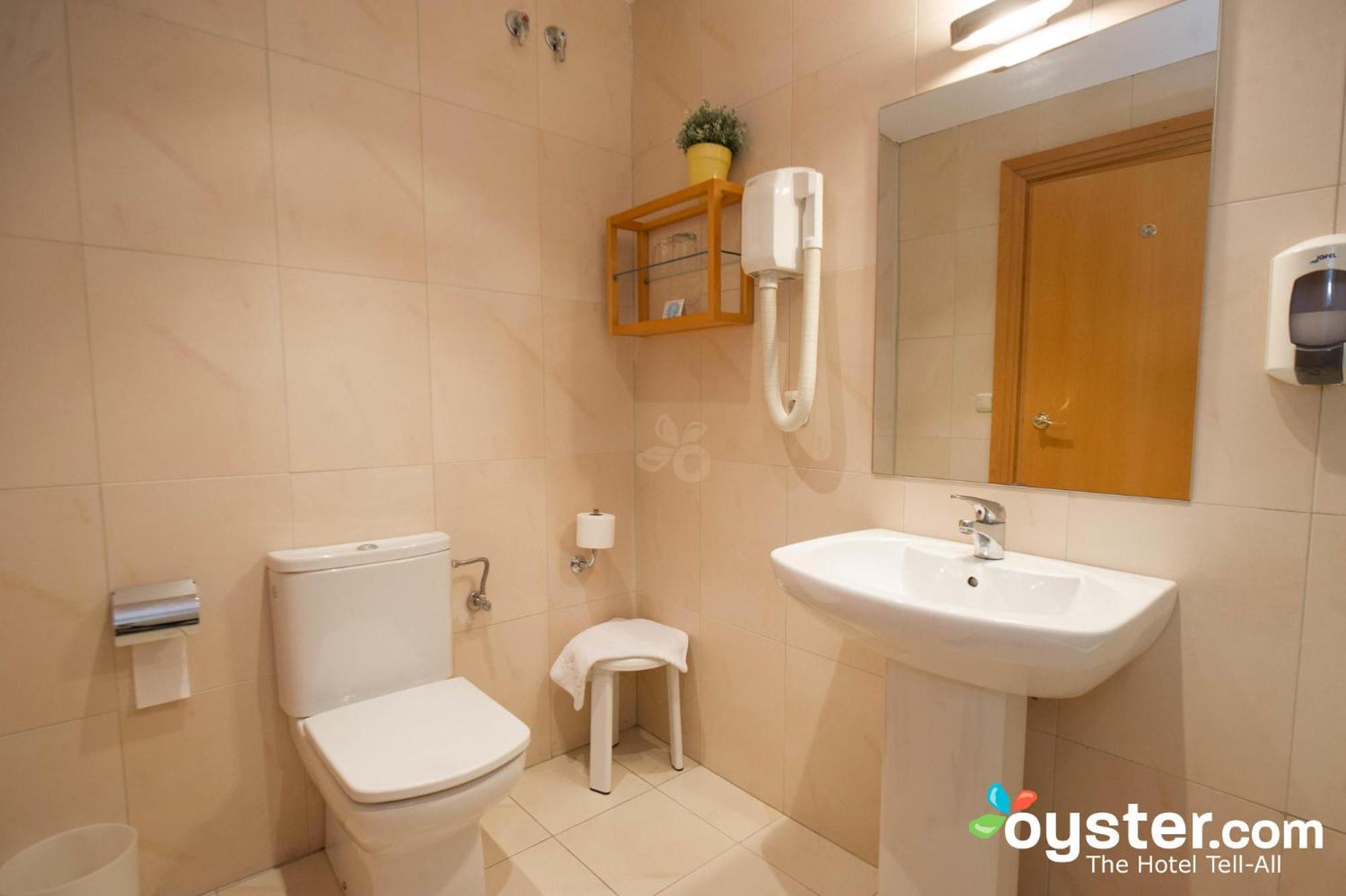 Double or Twin Room (1-2 Adults) - Advance Purchase photo 2