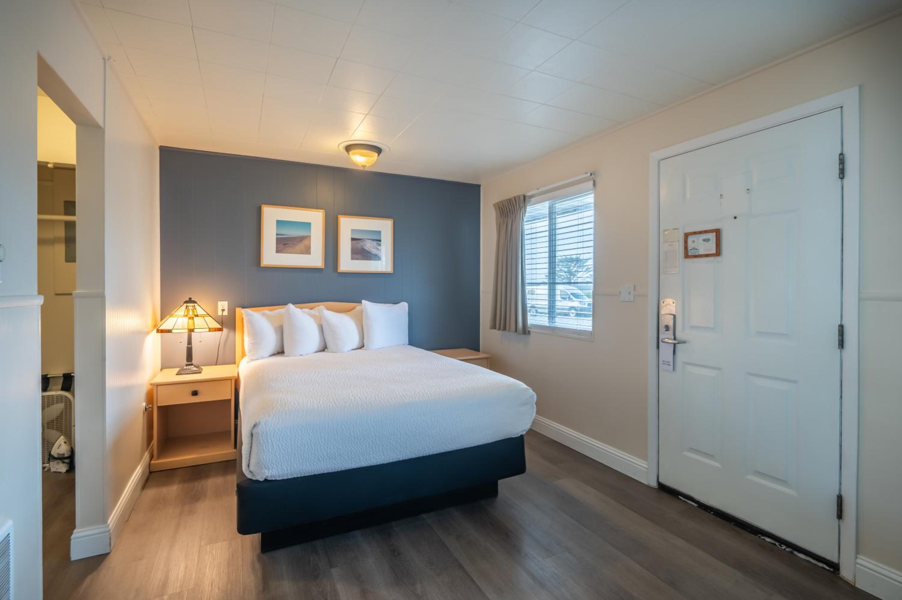 Standard Queen Room with Two Queen Beds photo 2