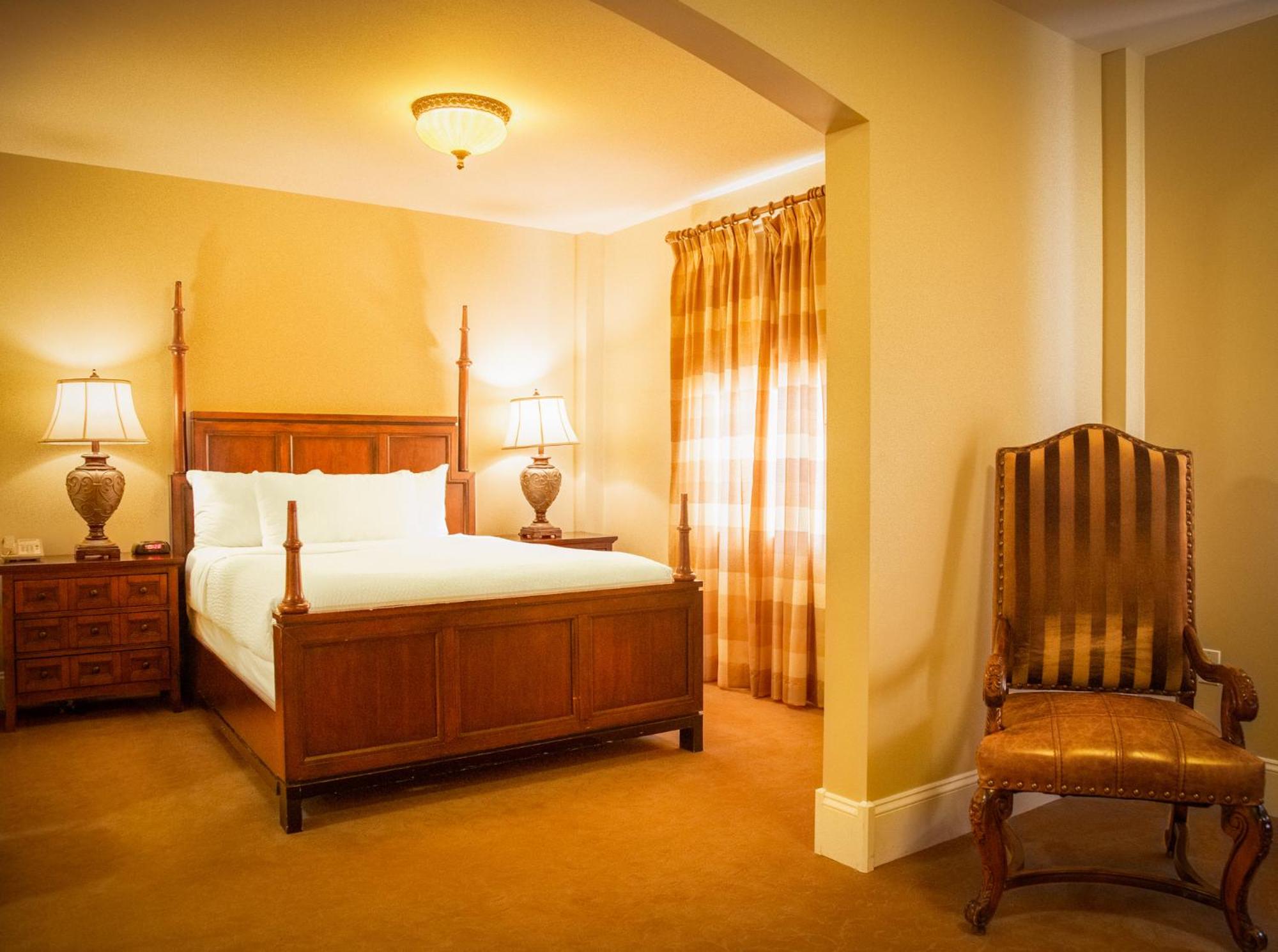 Deluxe Queen Suite