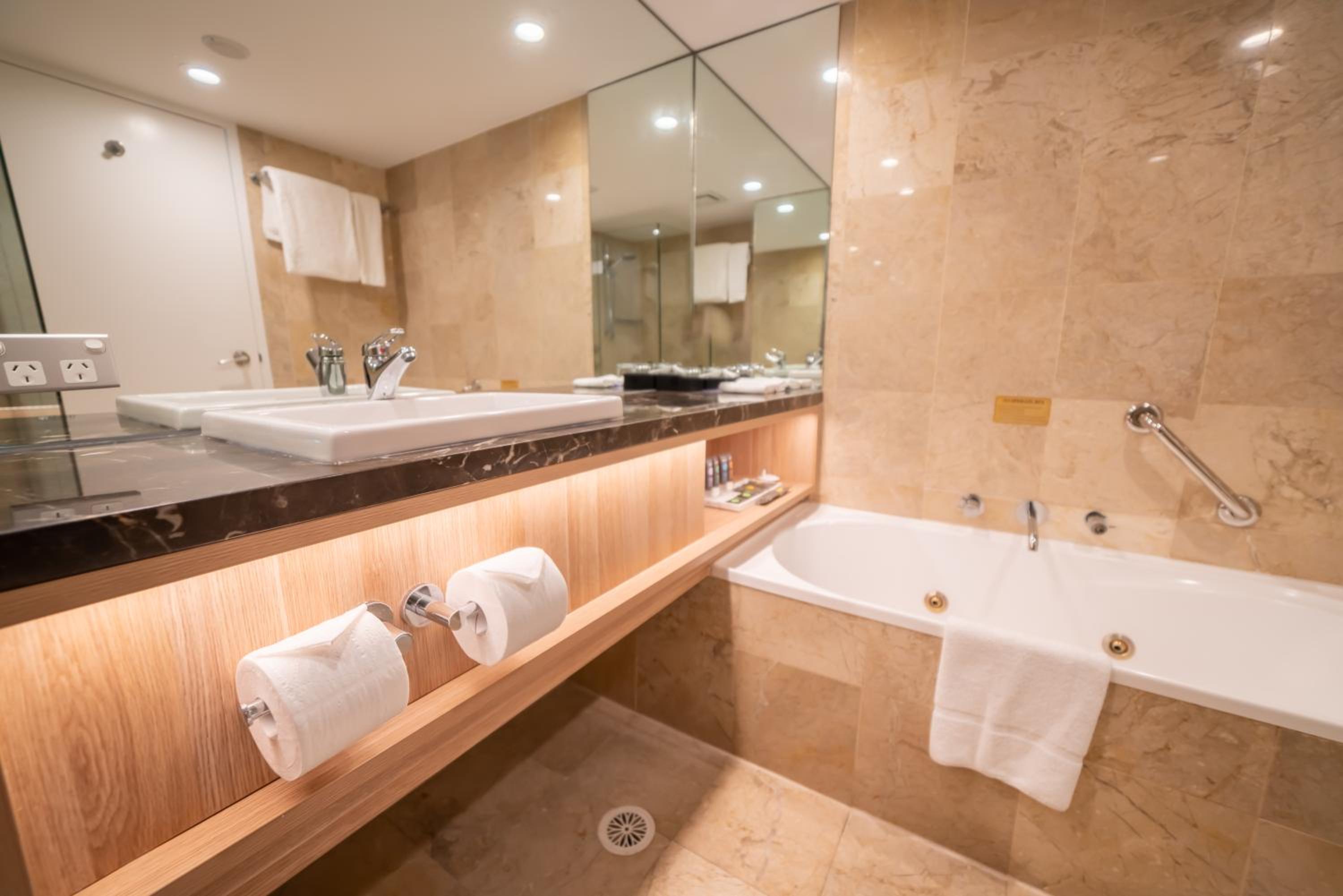 Luxury King Room with Ocean View and Bath - High Floor