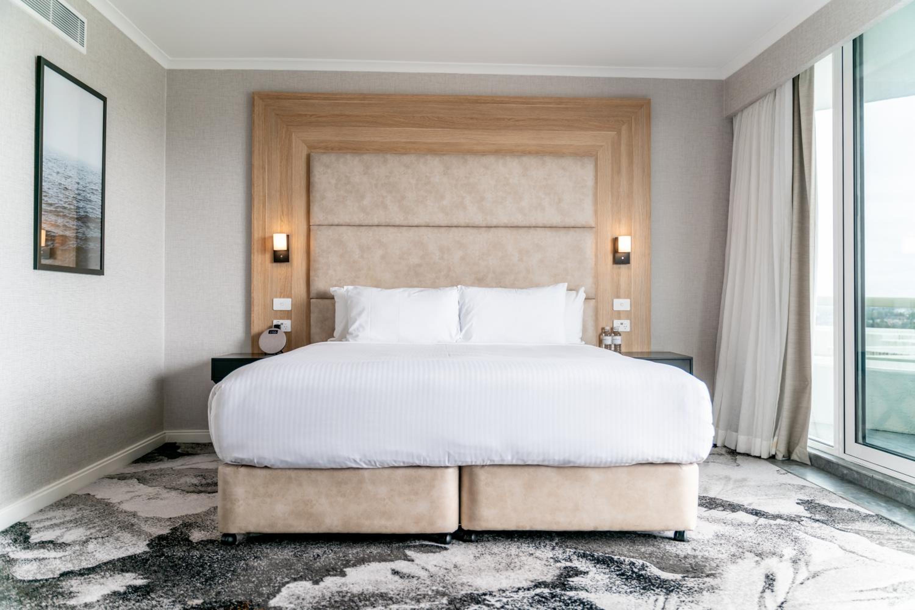 Superior King Room with City View
