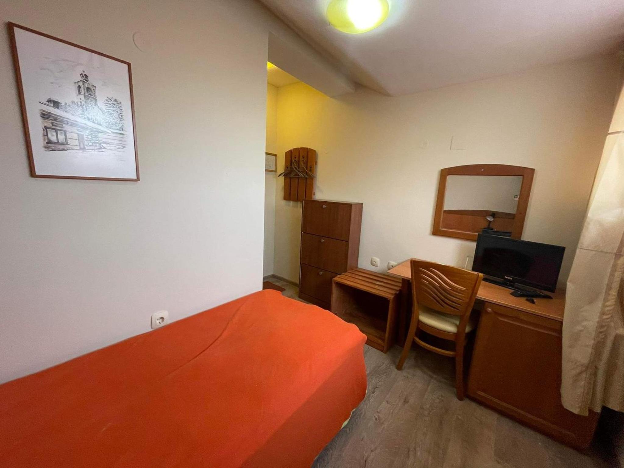 Single Room with Bathroom photo 2