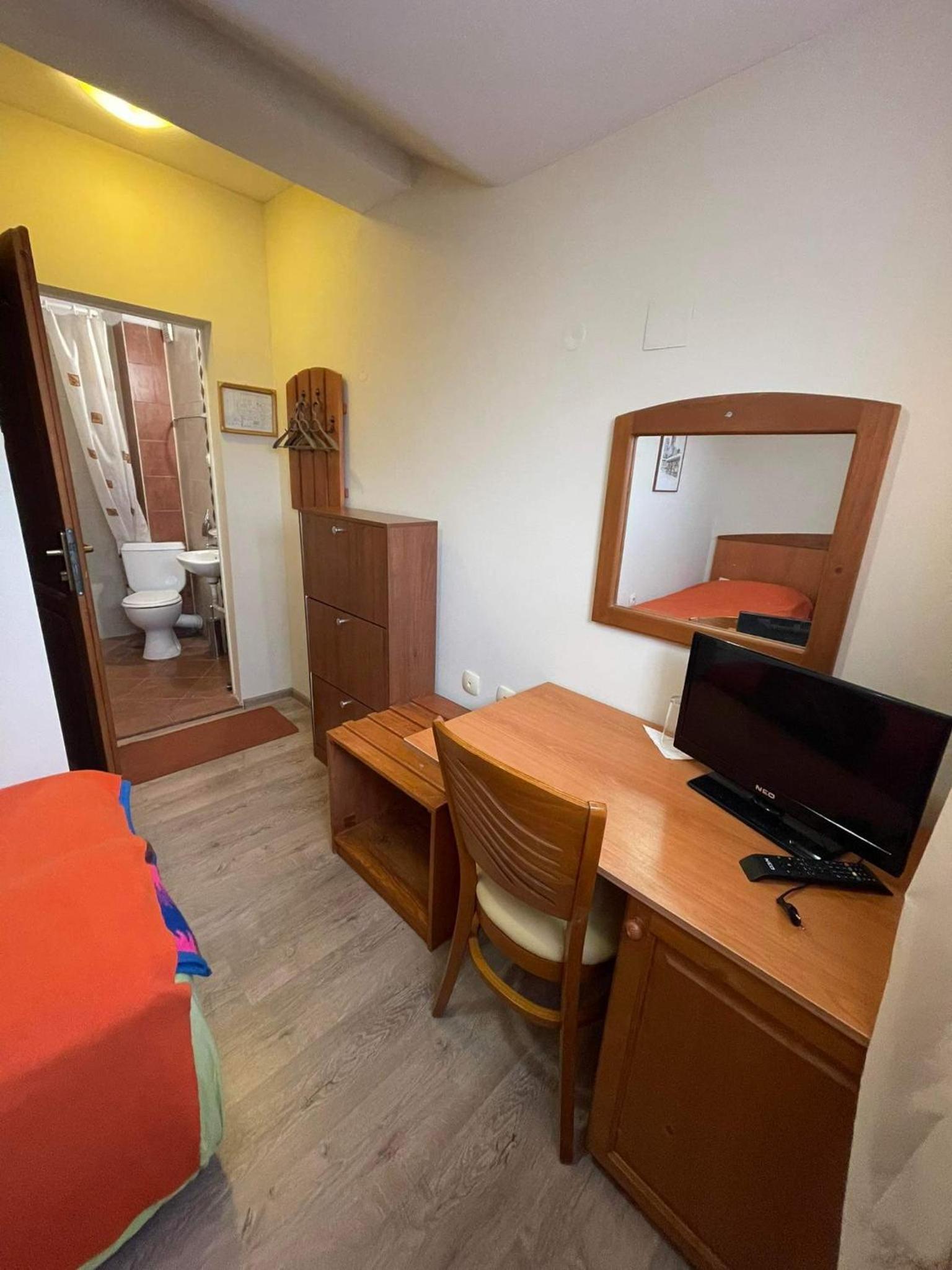Single Room with Bathroom photo 1