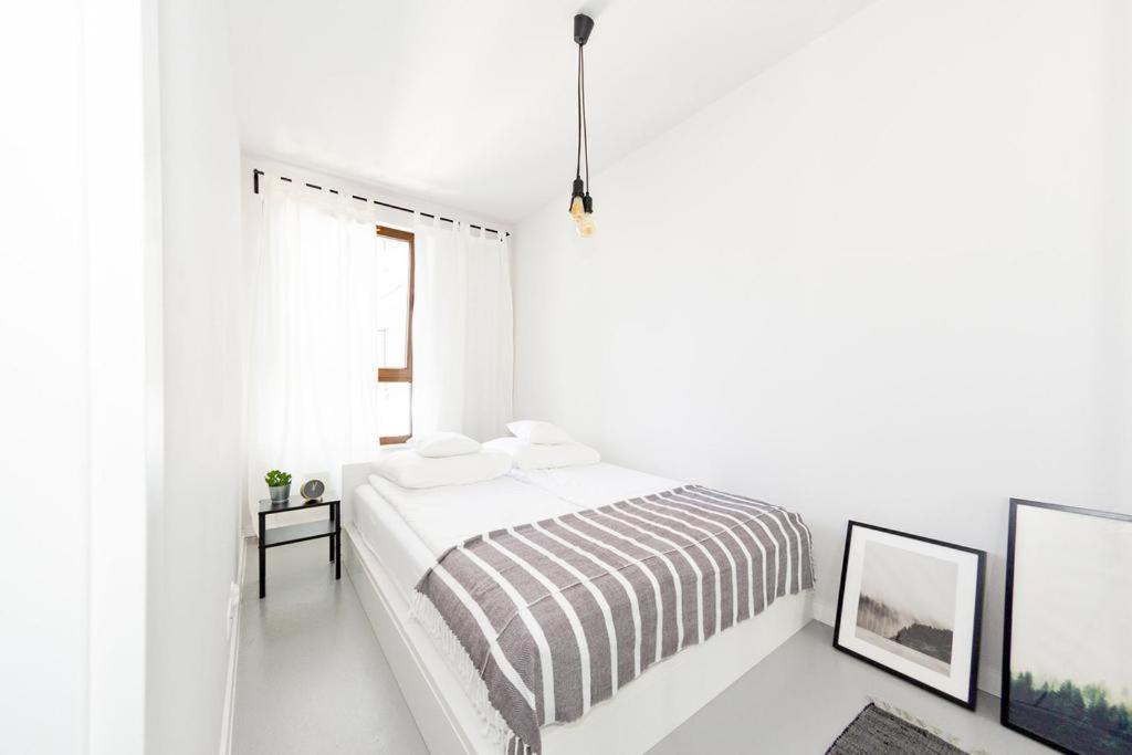 Economy One-Bedroom Apartment with City View – 10th Floor