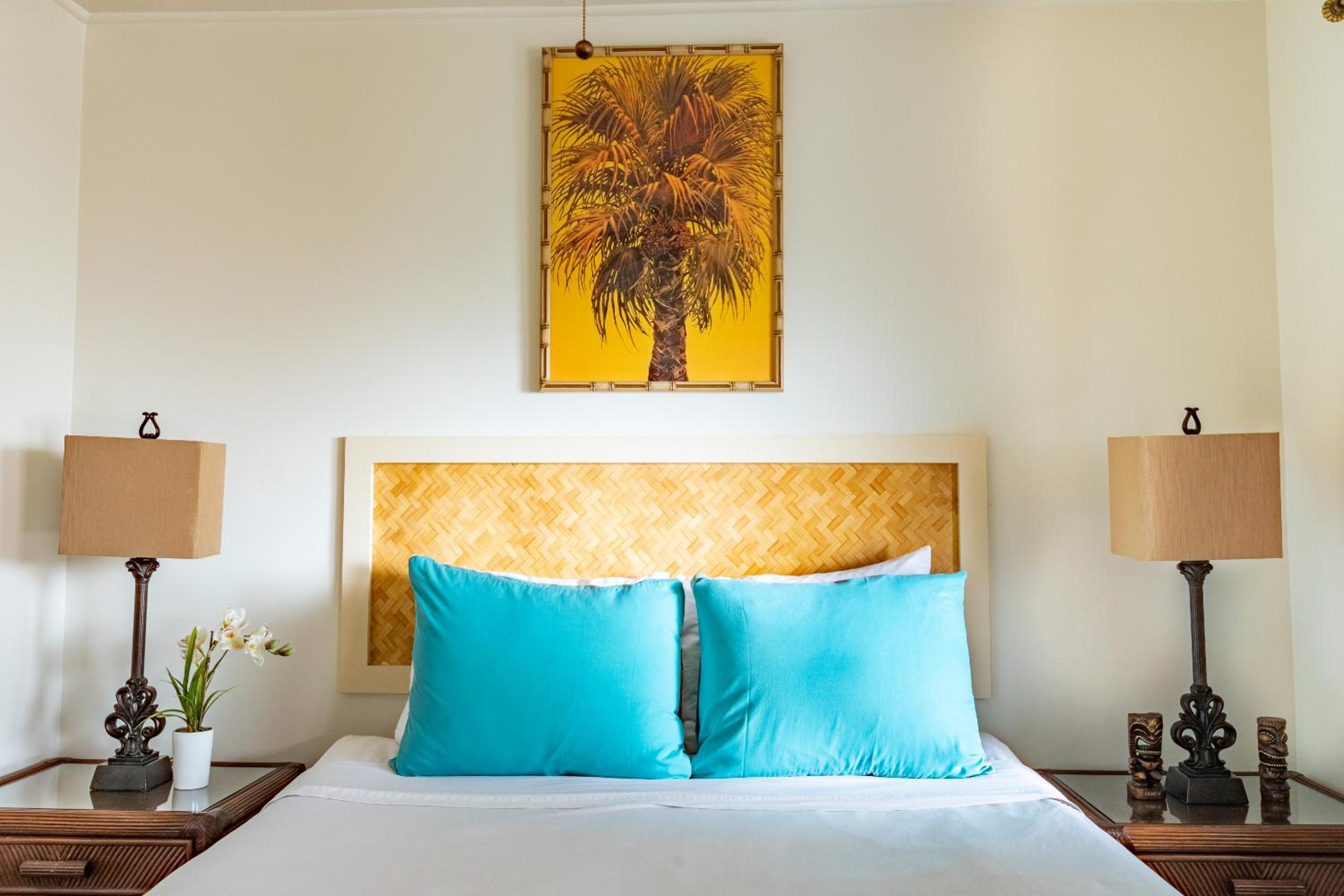 Deluxe Queen Room - Photo 7