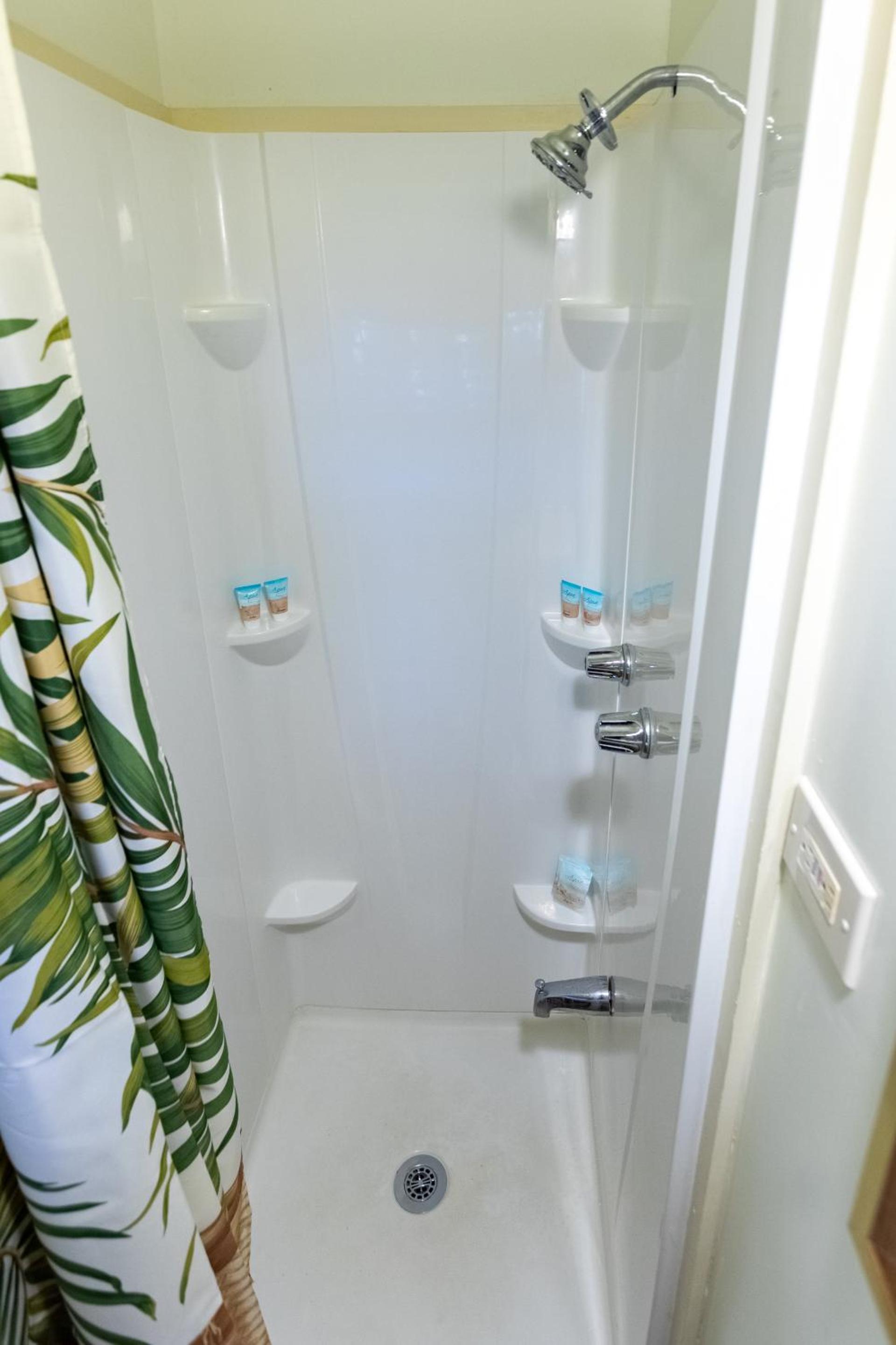 Deluxe Queen Room - Photo 9
