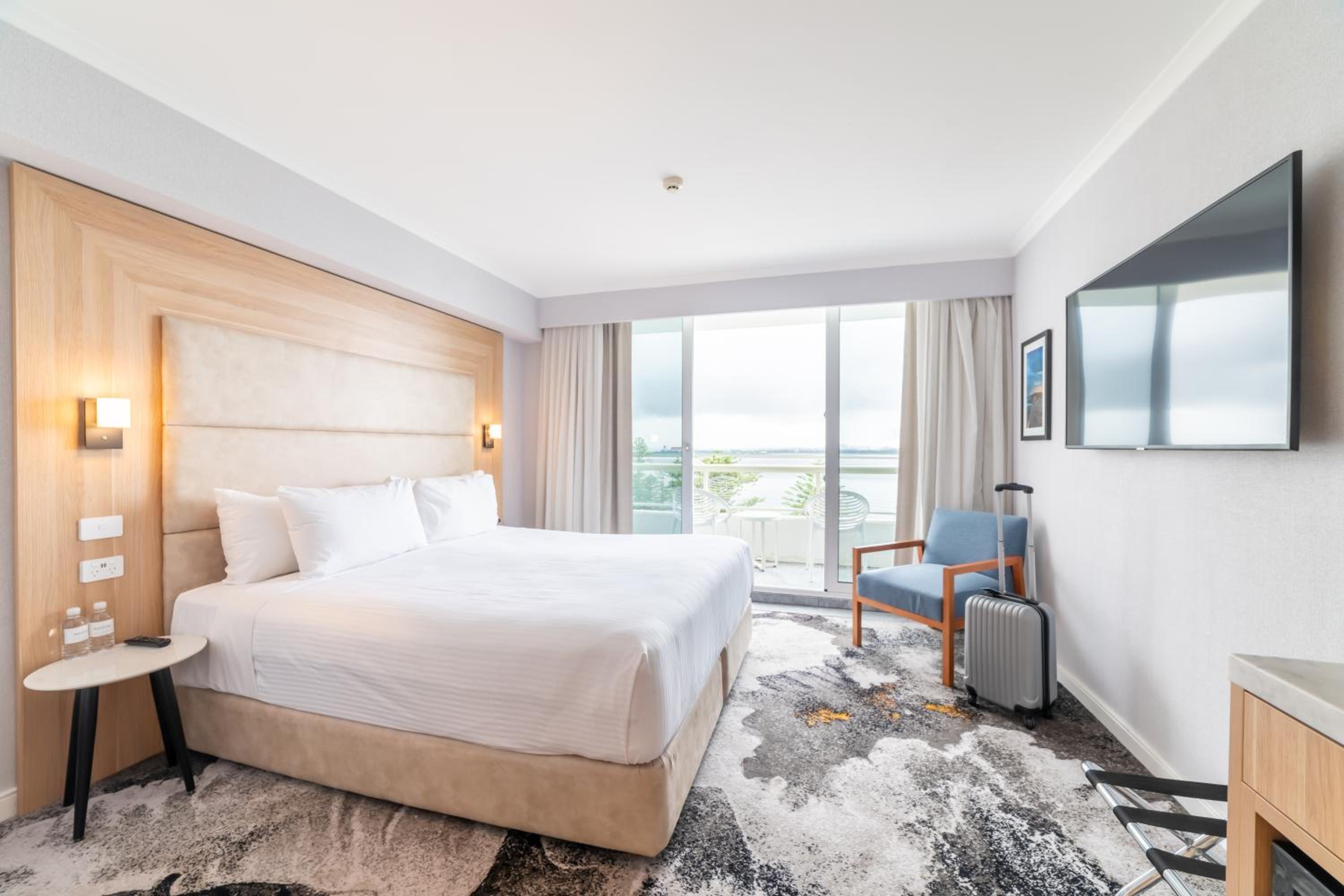 Deluxe King Room with Bay View thumbnail 5