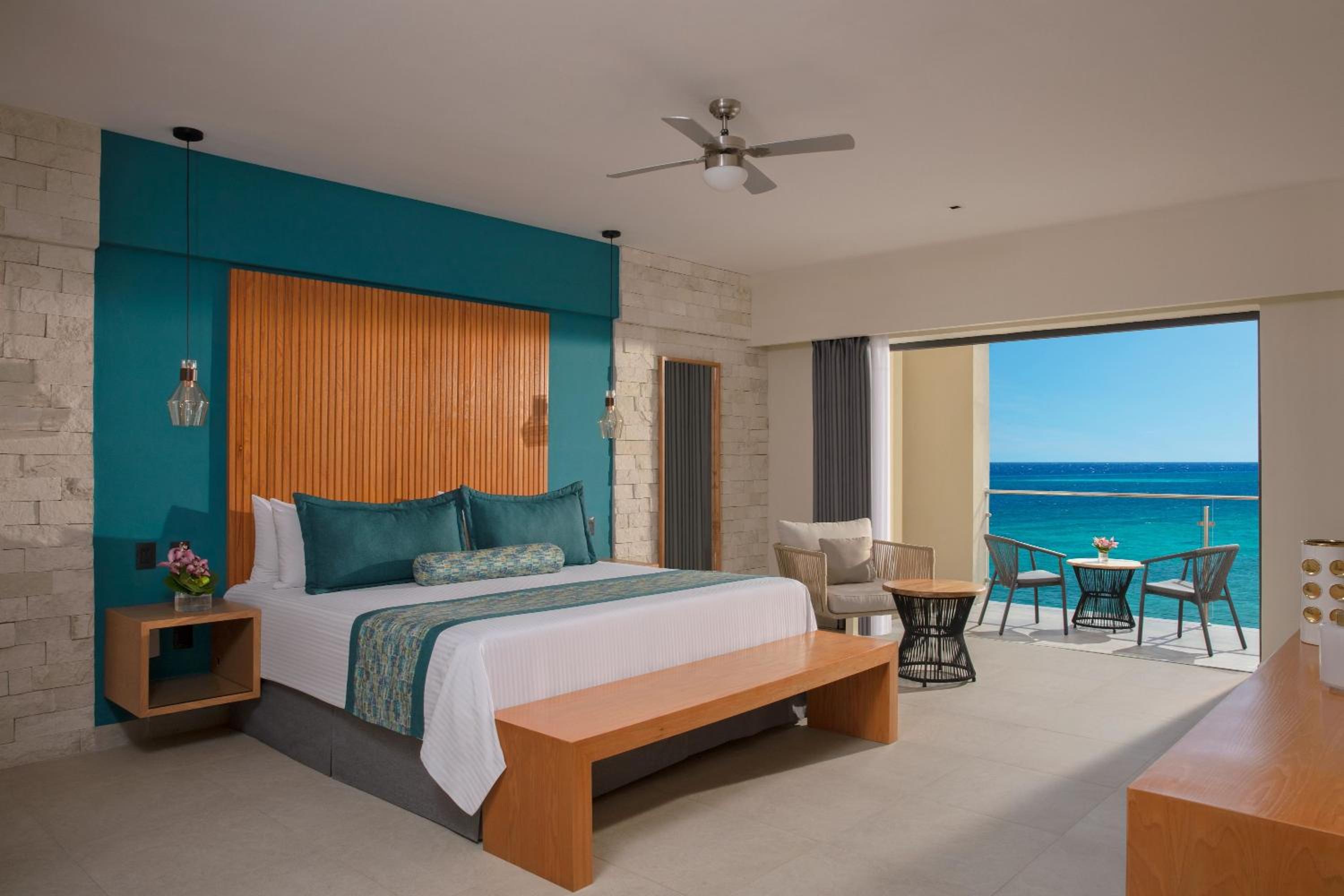 Master Suite Rooftop Ocean Front Suite with Plunge Pool