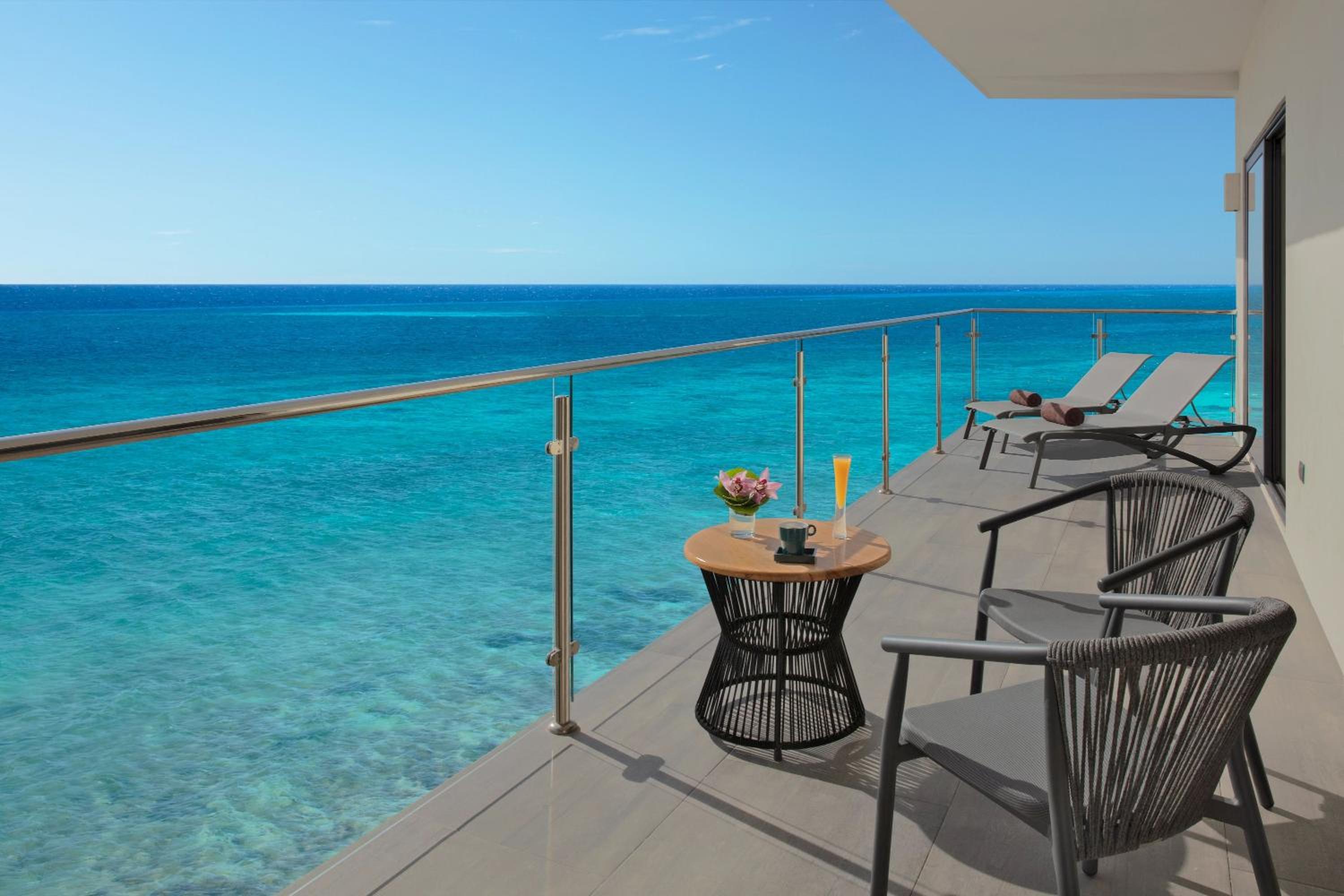 Master Suite Rooftop Ocean Front Suite with Plunge Pool - Photo 4