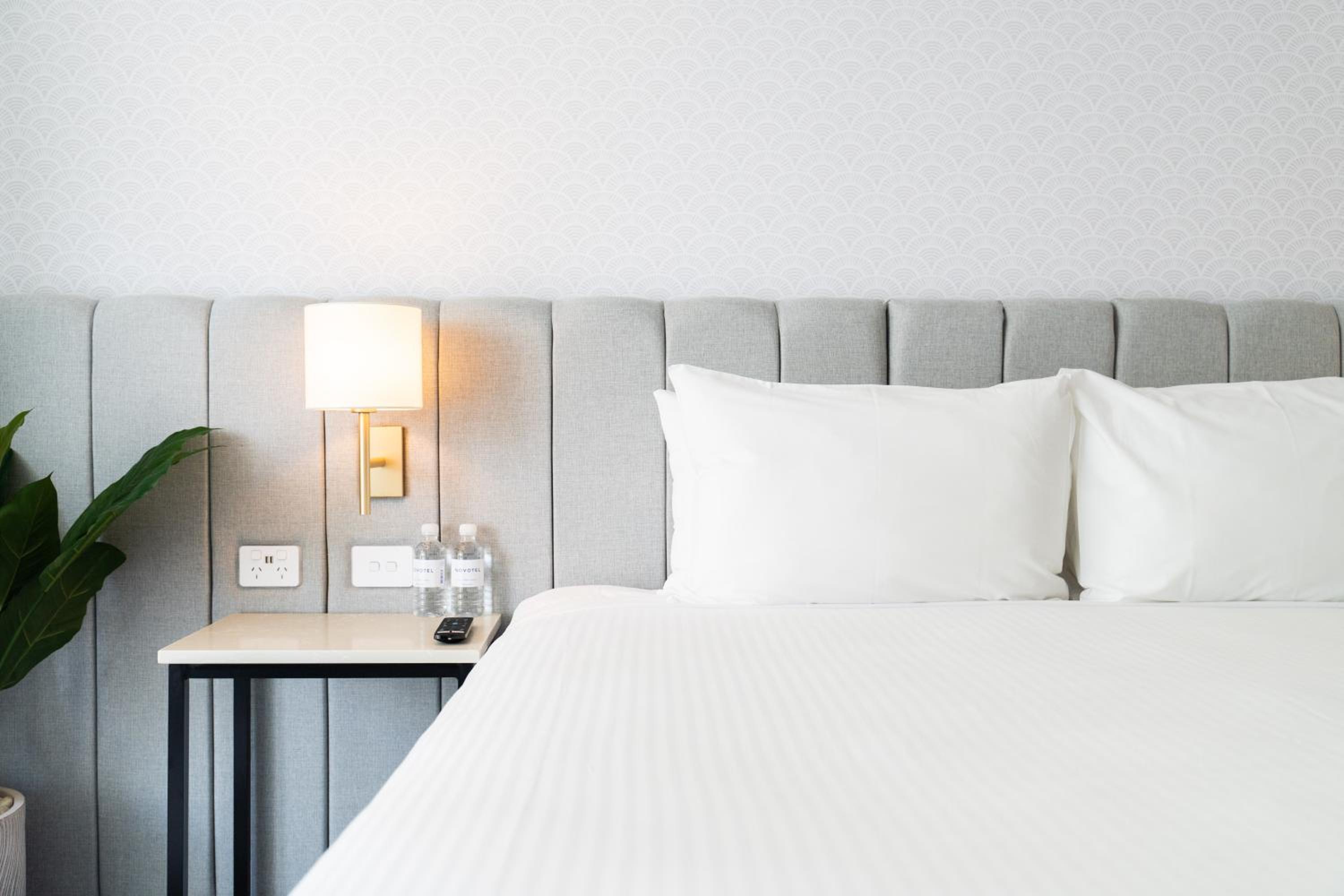 Superior King Room with City View thumbnail 6
