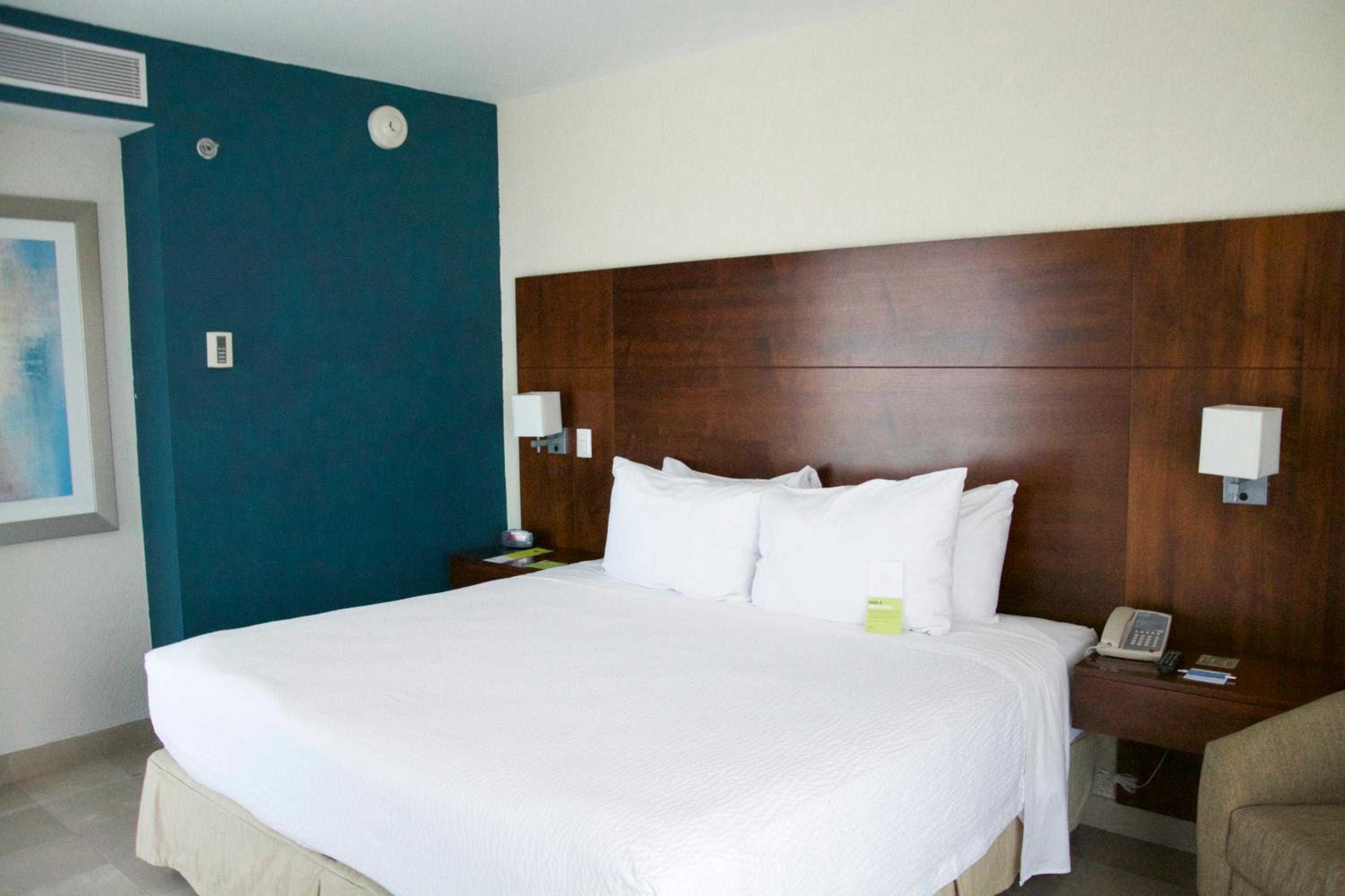 Guest room, 1 King, Partial ocean view, Balcony