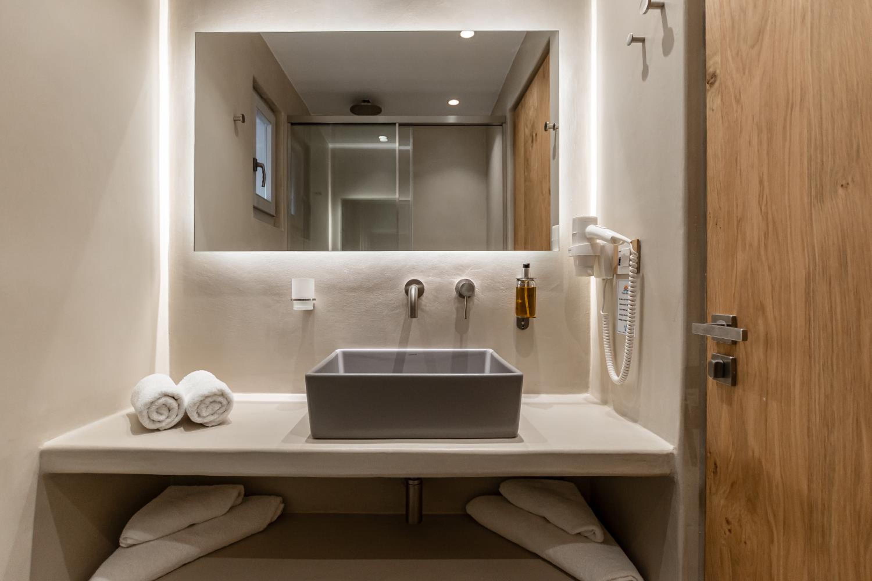 Deluxe Double or Twin Room - Photo 12