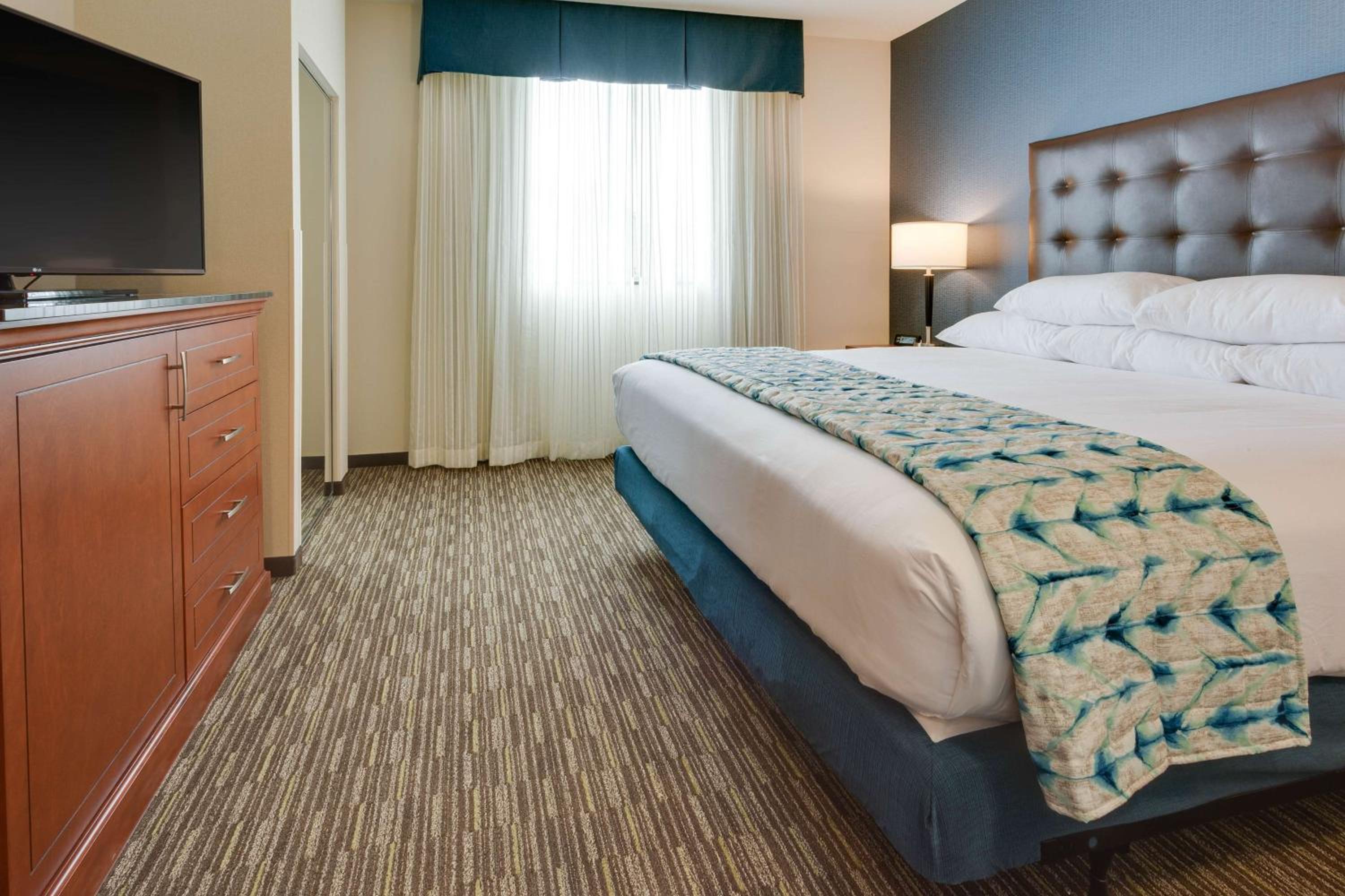King Suite with Sofa Bed - Accessible, Tub
