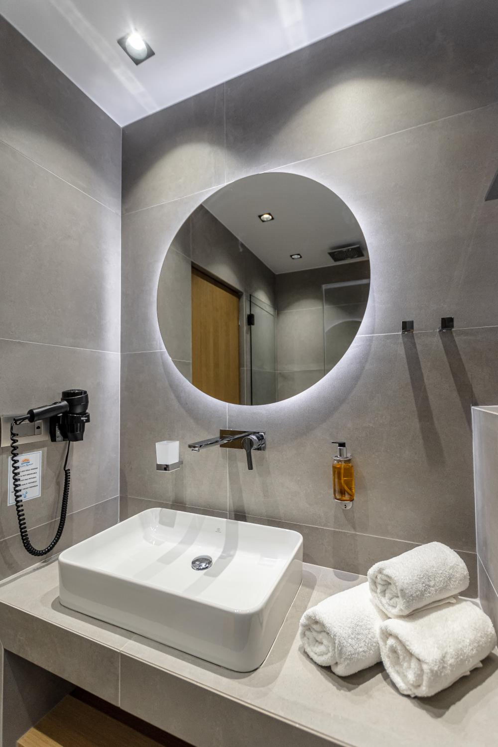 Deluxe Double or Twin Room - Photo 18