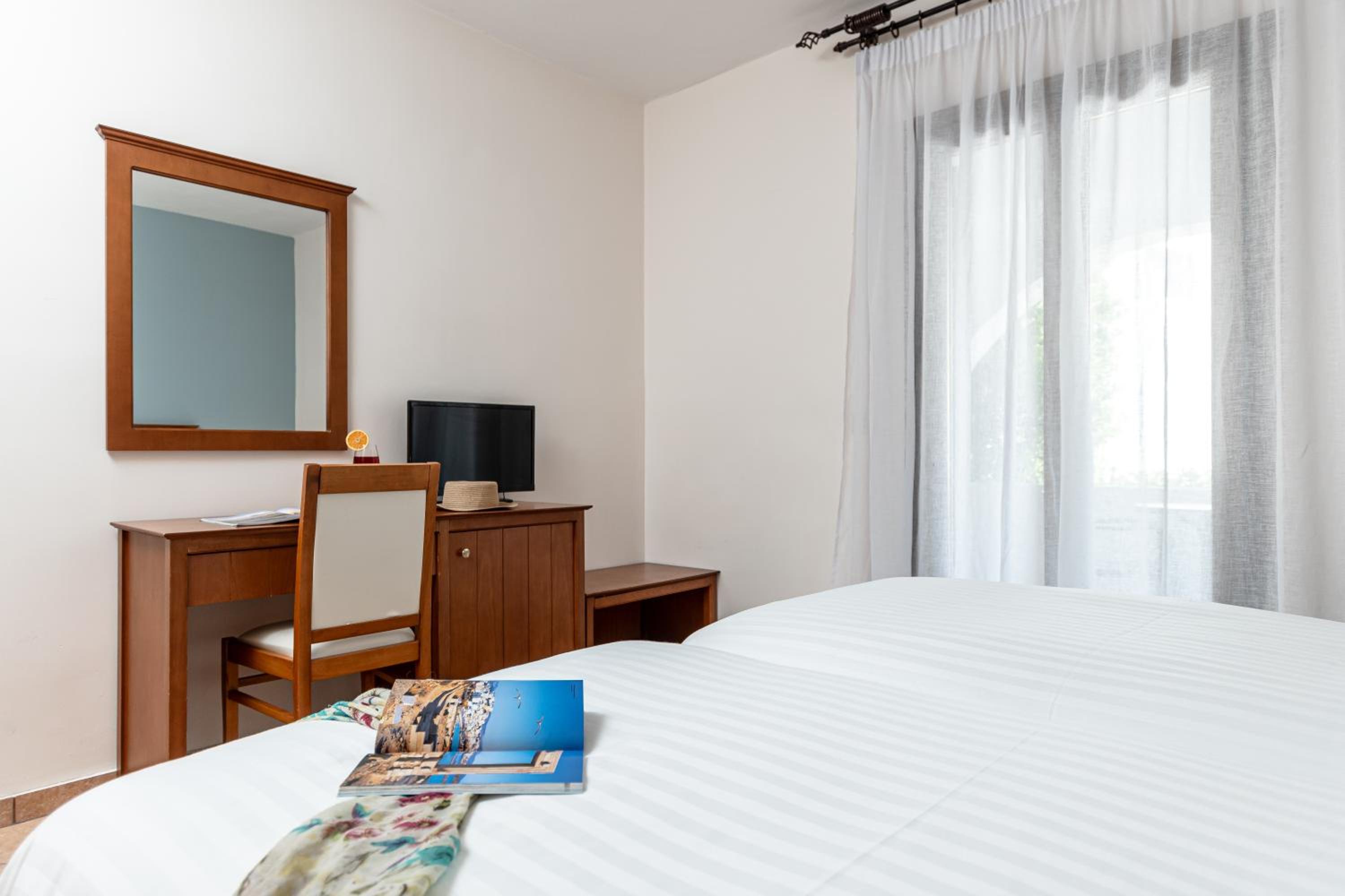 Double or Twin Room - Photo 8