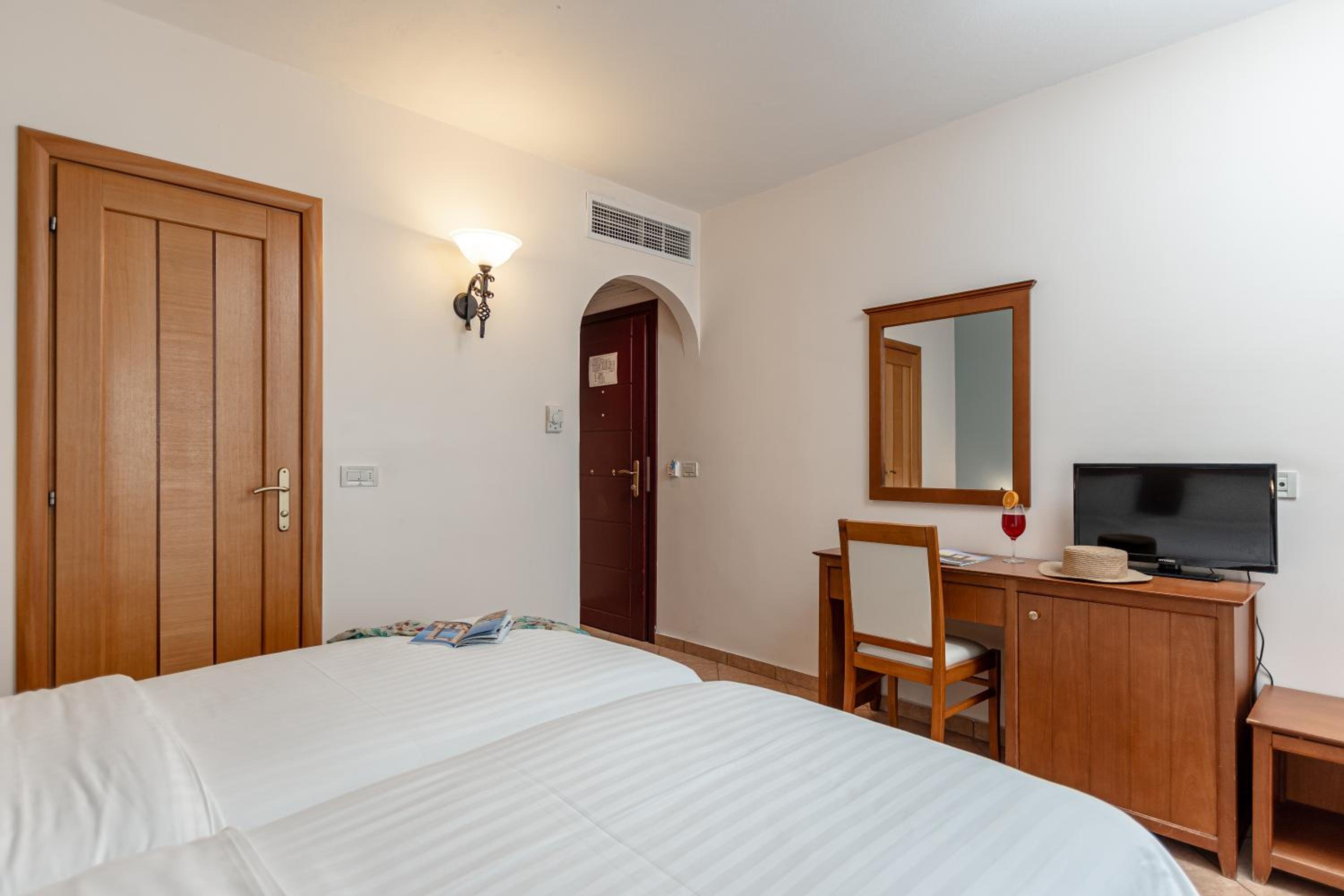 Double or Twin Room - Photo 21
