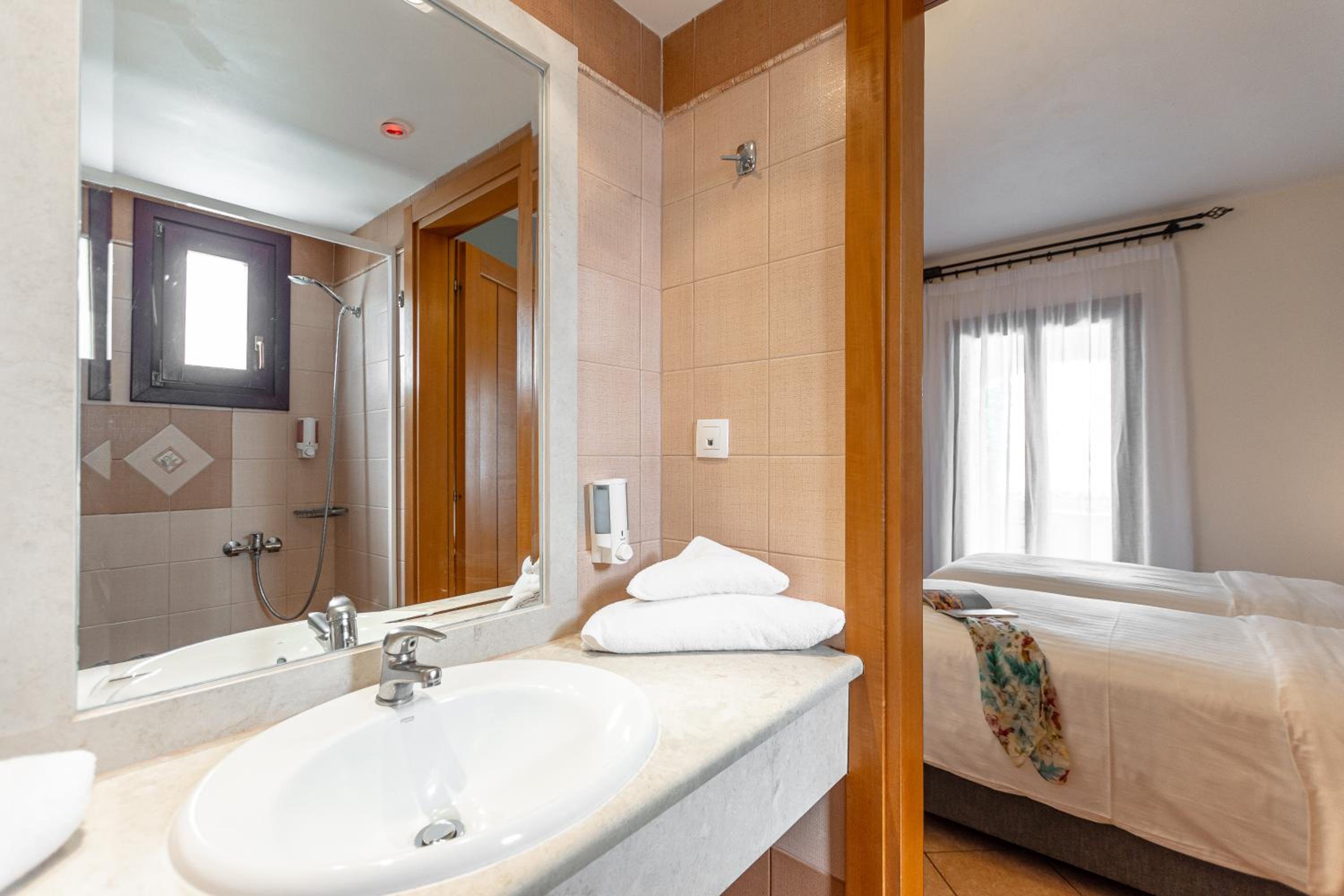Double or Twin Room - Photo 11