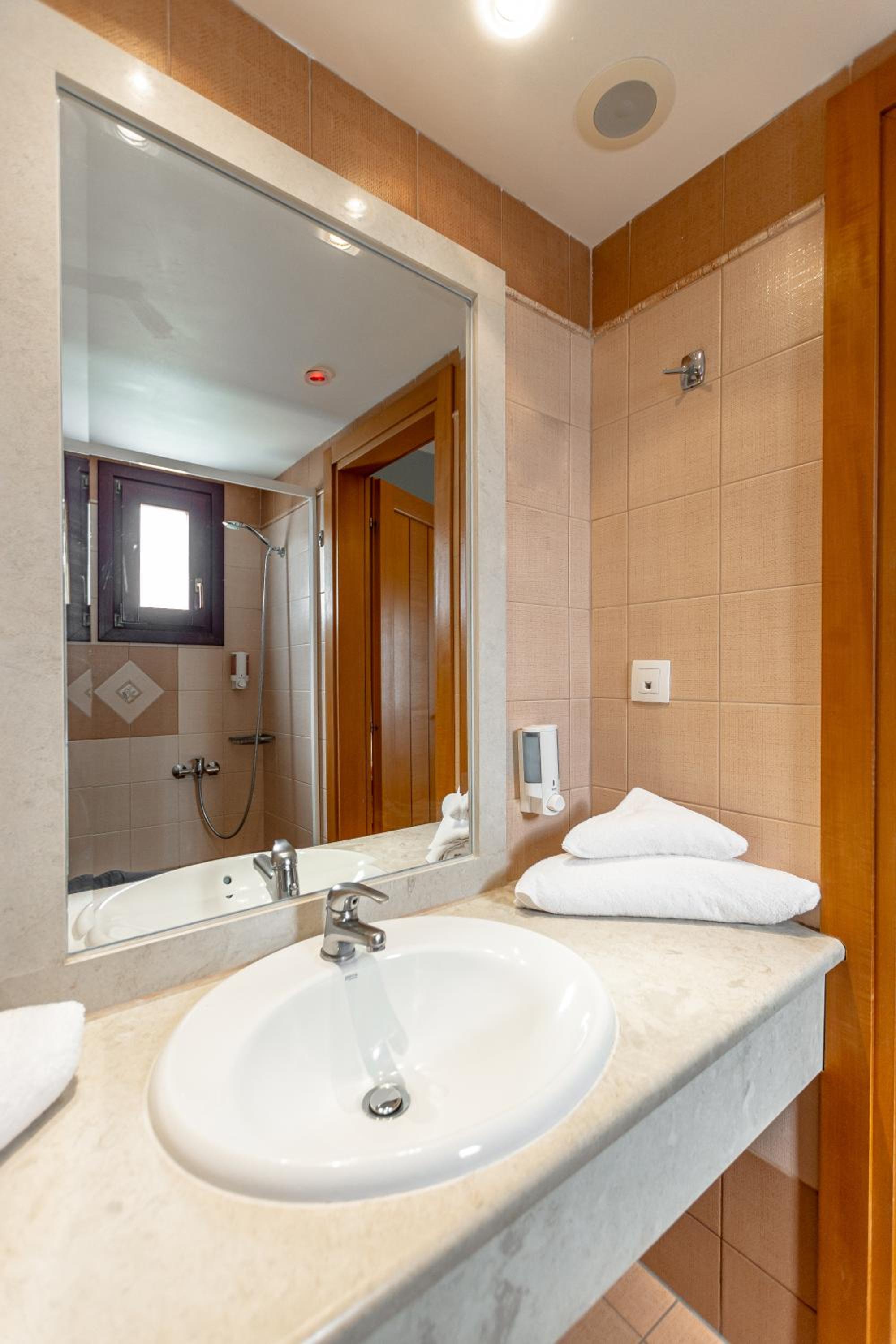 Double or Twin Room - Photo 12