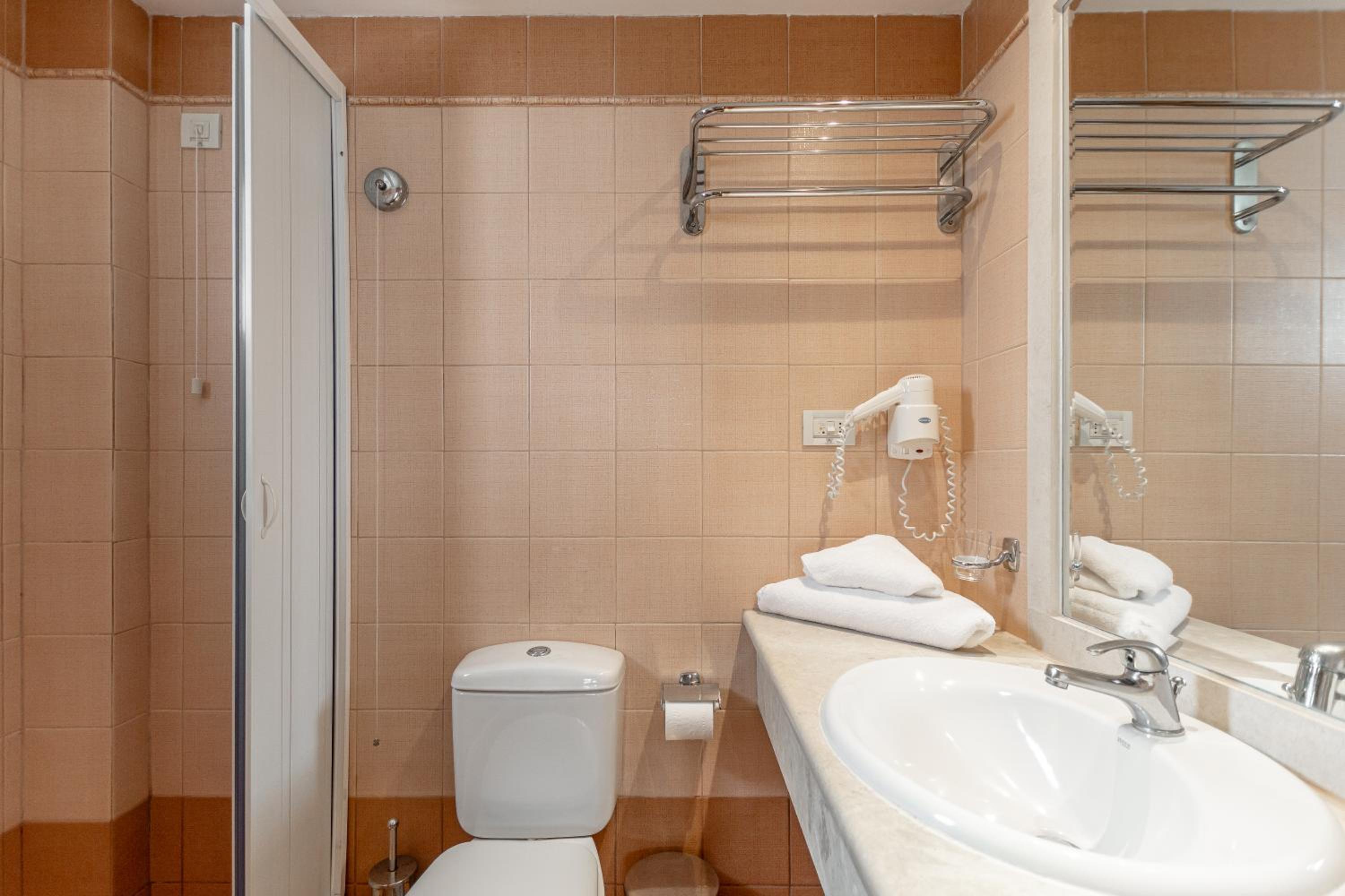 Double or Twin Room - Photo 23