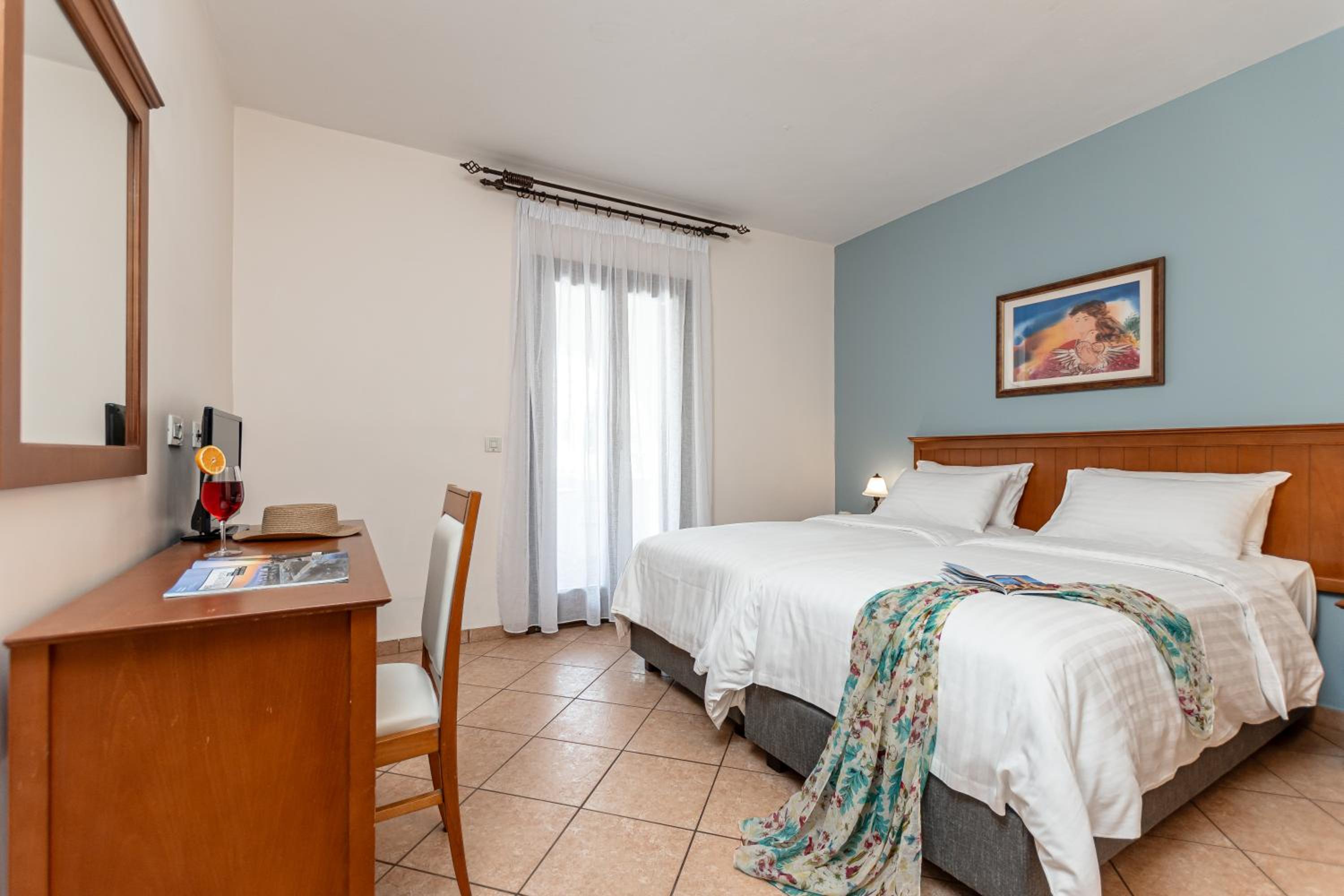 Double or Twin Room with View - Photo 13
