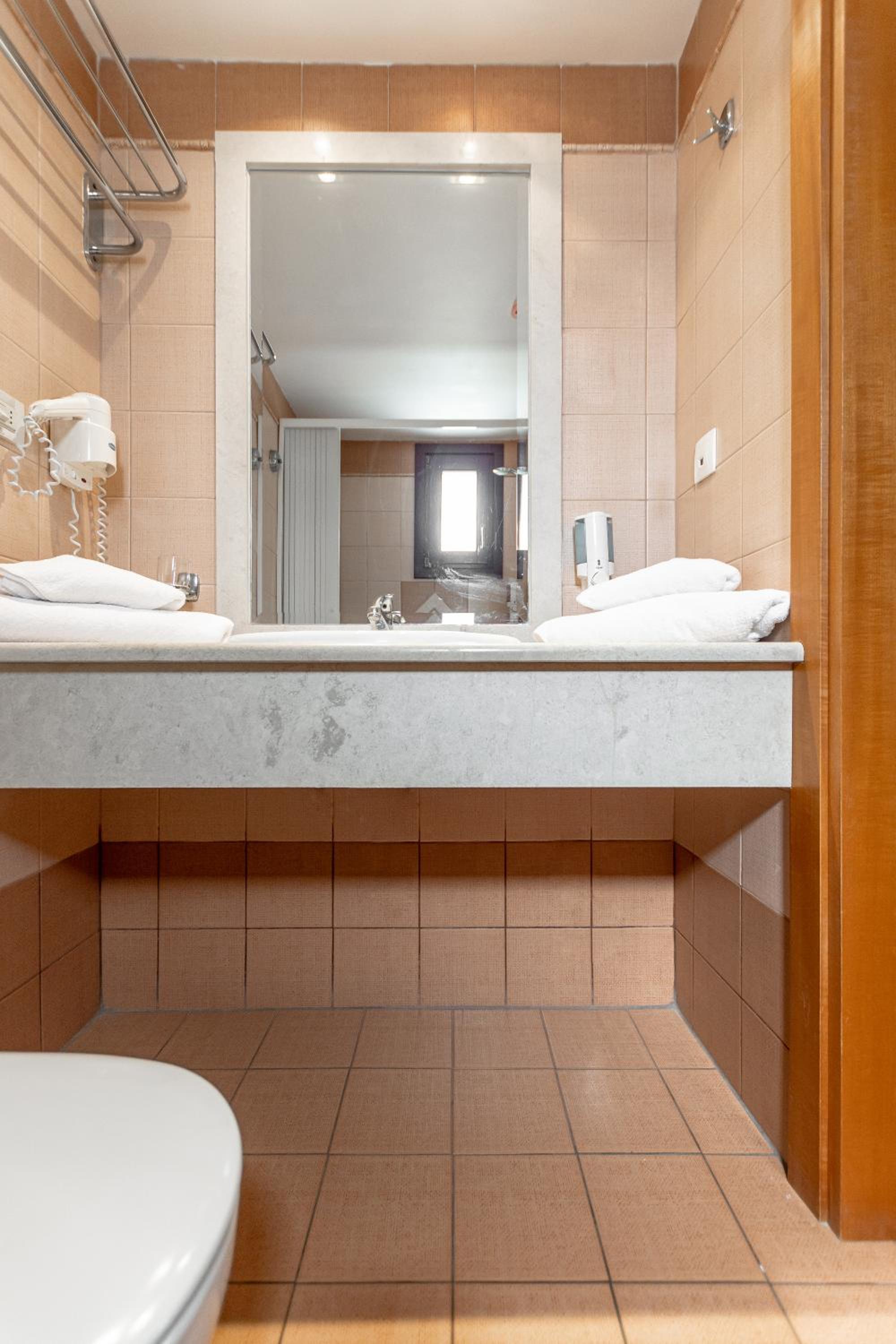 Double or Twin Room with View - Photo 11