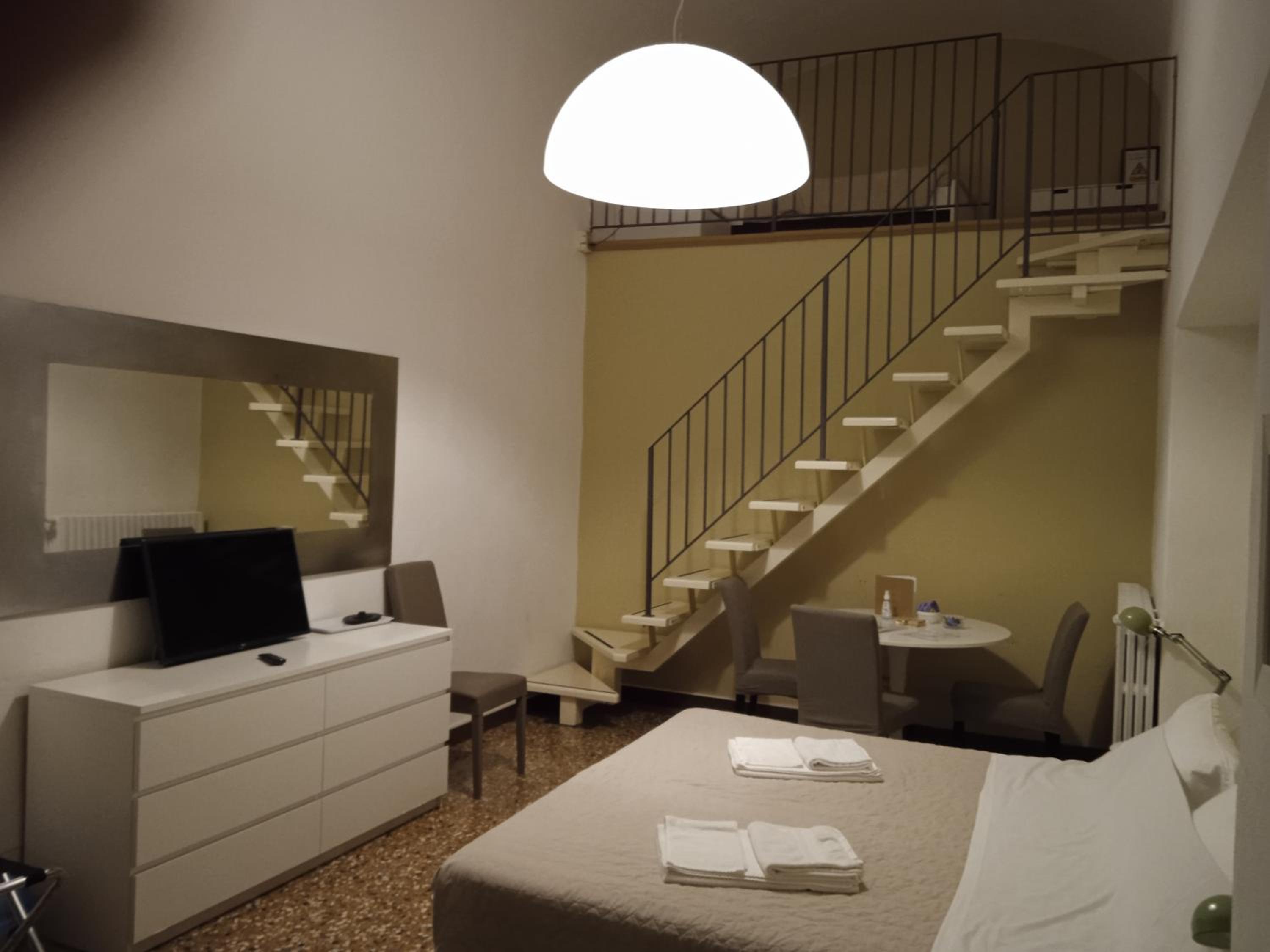 Large Double or Twin Room with Private External Bathroom - Photo 7